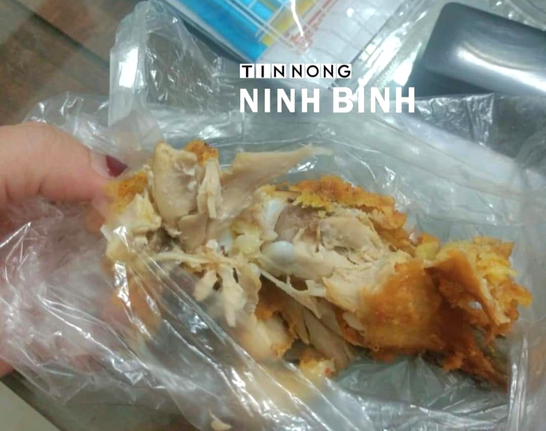 Ninh Bình: Thực hư vụ học sinh ăn đùi gà rán “bốc mùi” trong buổi liên hoan cuối năm? - Ảnh 2.