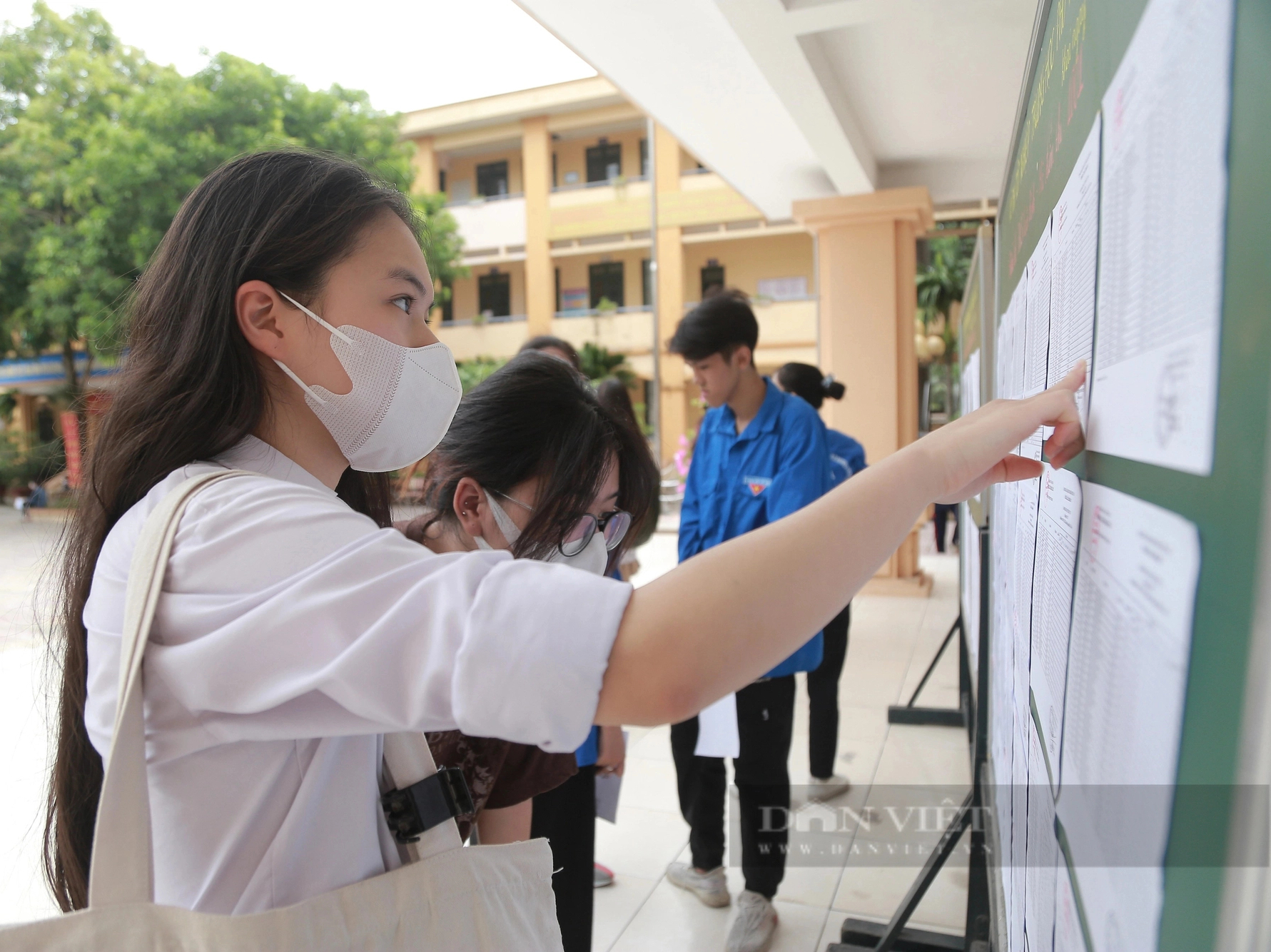 “Nóng” mùa tuyển sinh đại học 2024: Lộ diện loạt ngành có điểm chuẩn cao chót vót- Ảnh 1.