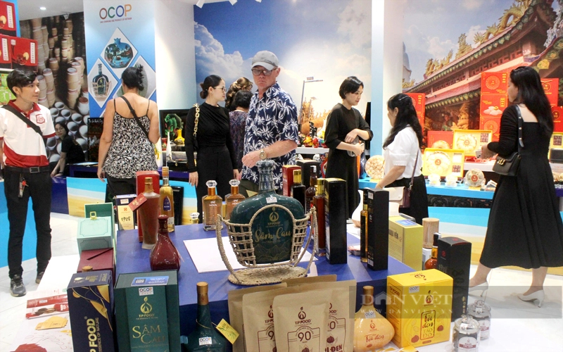 Không chỉ khách trong nước, nhiều du khách nước ngoài cũng đến tham quan, tìm hiểu các sản phẩm đặc trưng của Bình Dương. Ảnh: Nguyên Vỹ