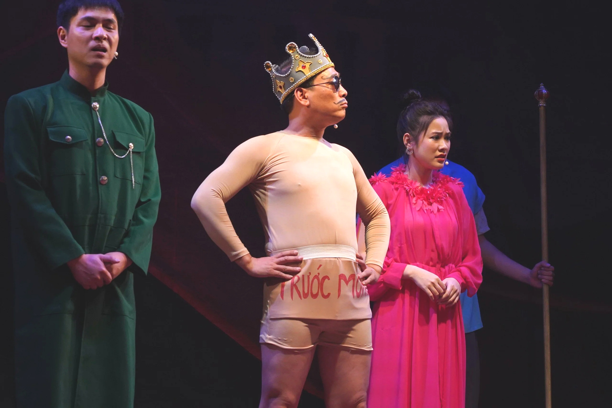 "Hoàng đế" Kiều Minh Hiếu nude trên sân khấu khiến khán giả nhí cười nắc nẻ- Ảnh 2.