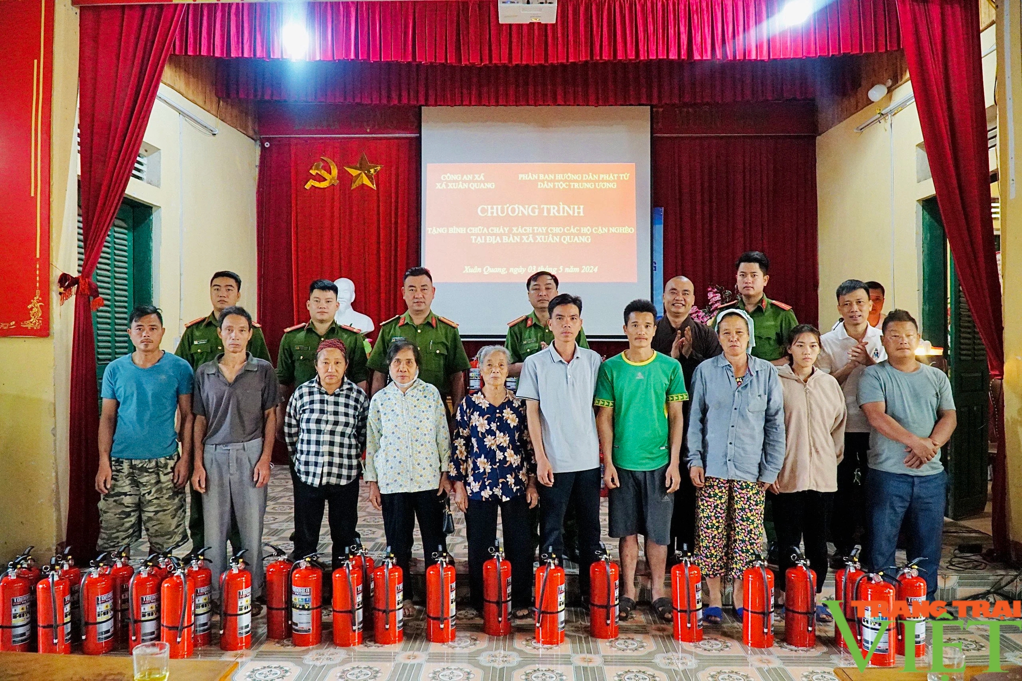 Lào Cai: 165 hộ nghèo, cận nghèo được tặng bình chữa cháy- Ảnh 2.