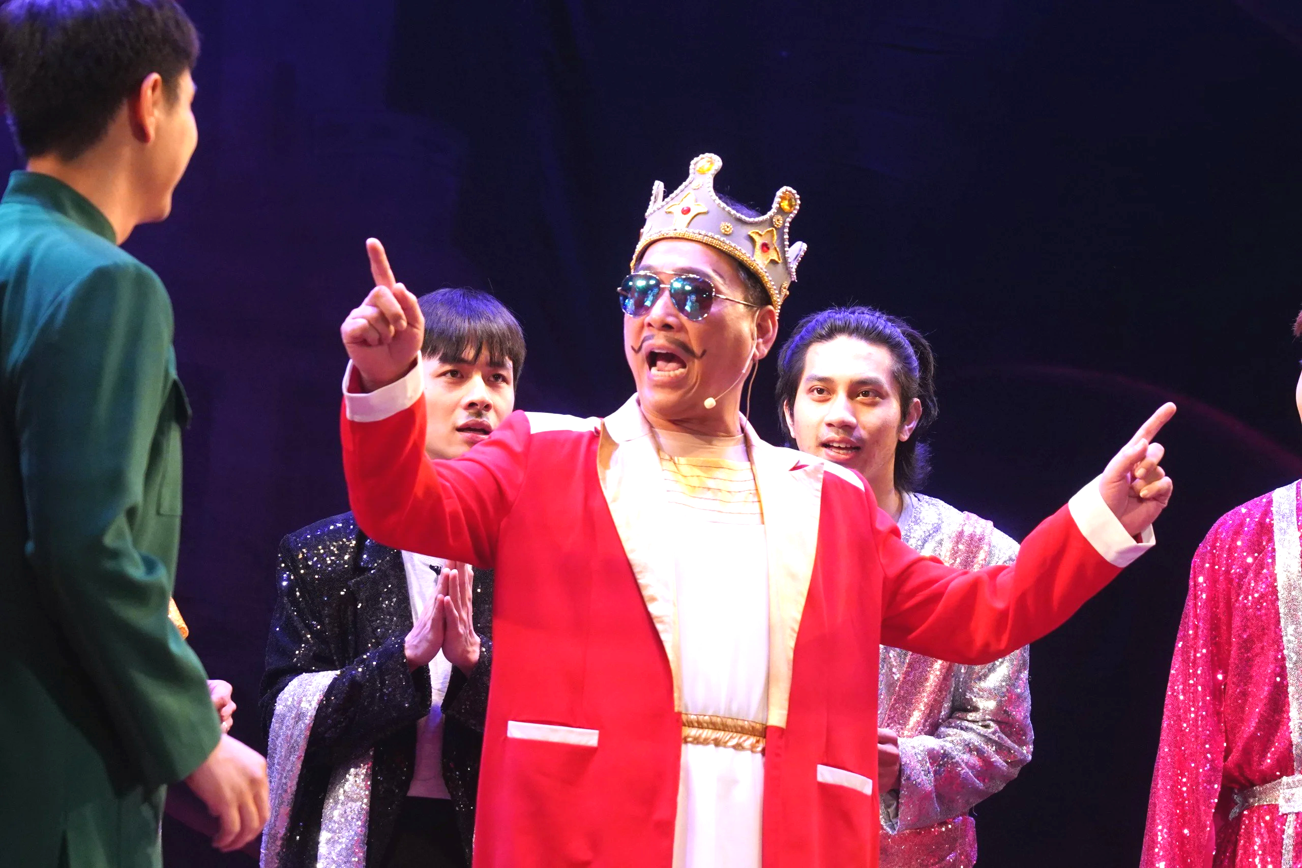"Hoàng đế" Kiều Minh Hiếu nude trên sân khấu khiến khán giả nhí cười nắc nẻ- Ảnh 1.
