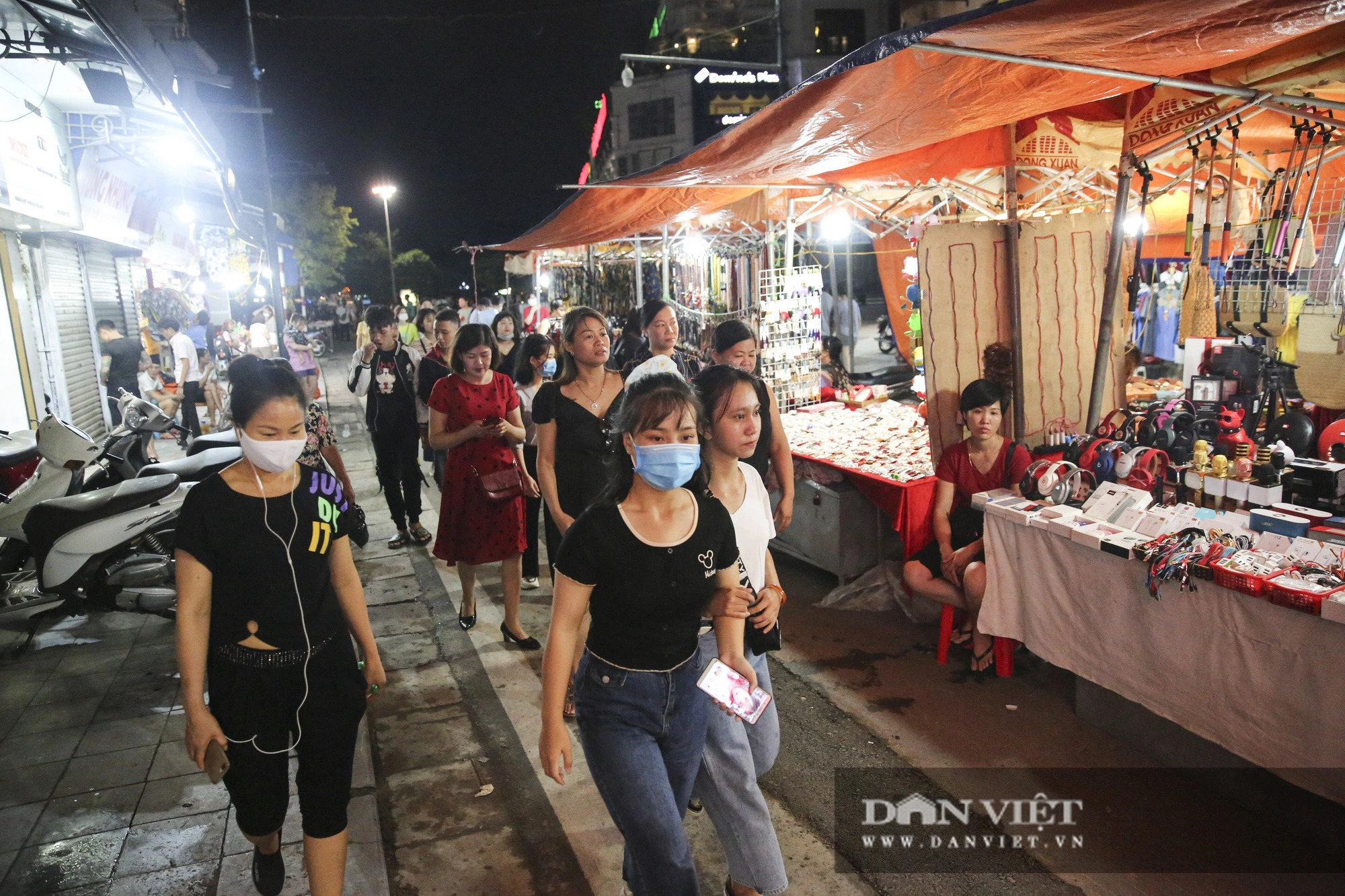 Hà Nội có thể cấm tổ chức hội chợ ở phố đi bộ Hồ Gươm- Ảnh 1.