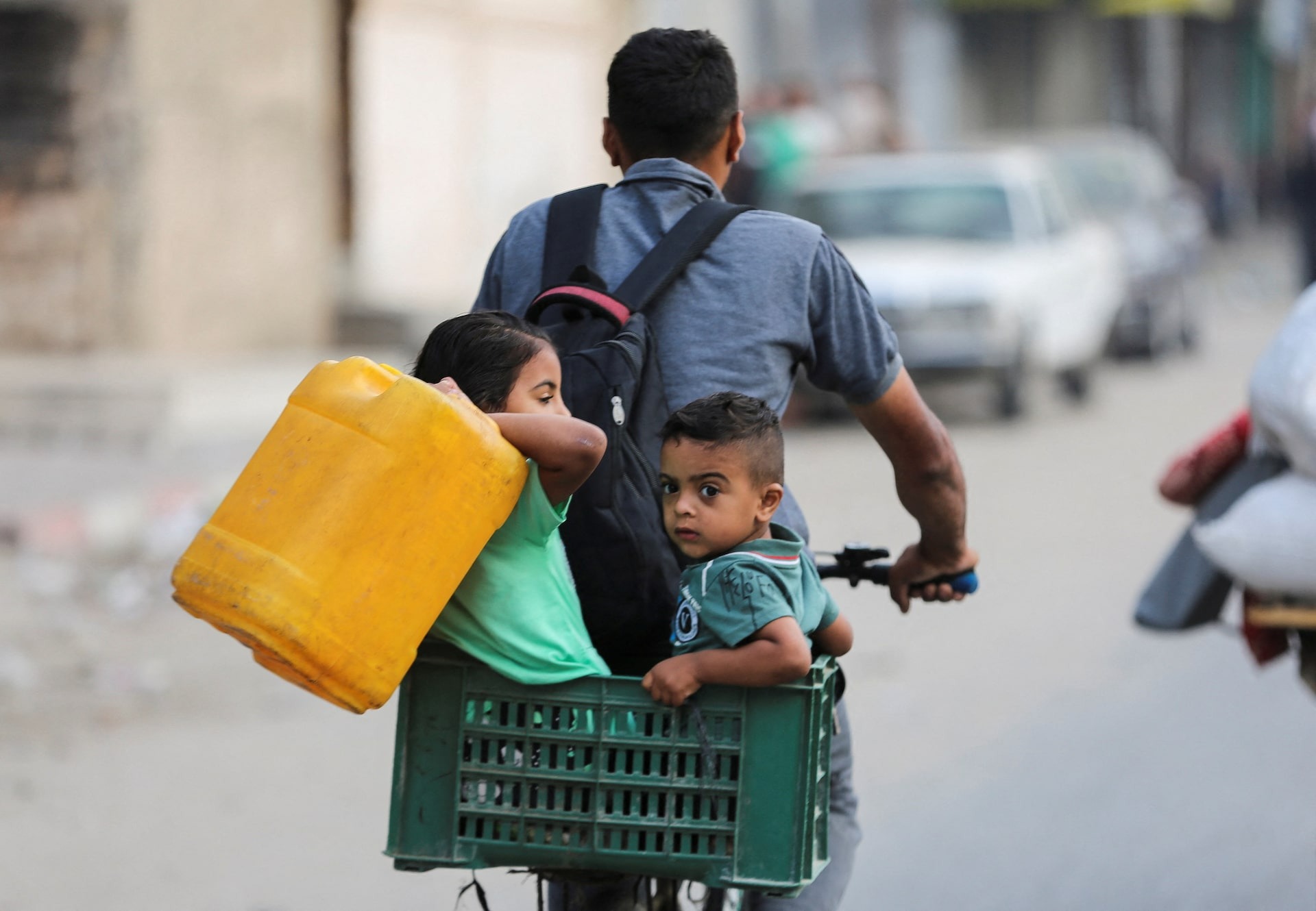 Người Palestine tuyệt vọng tháo chạy khỏi Rafah khi nhiều xe tăng Israel tiến vào khu vực này- Ảnh 1.