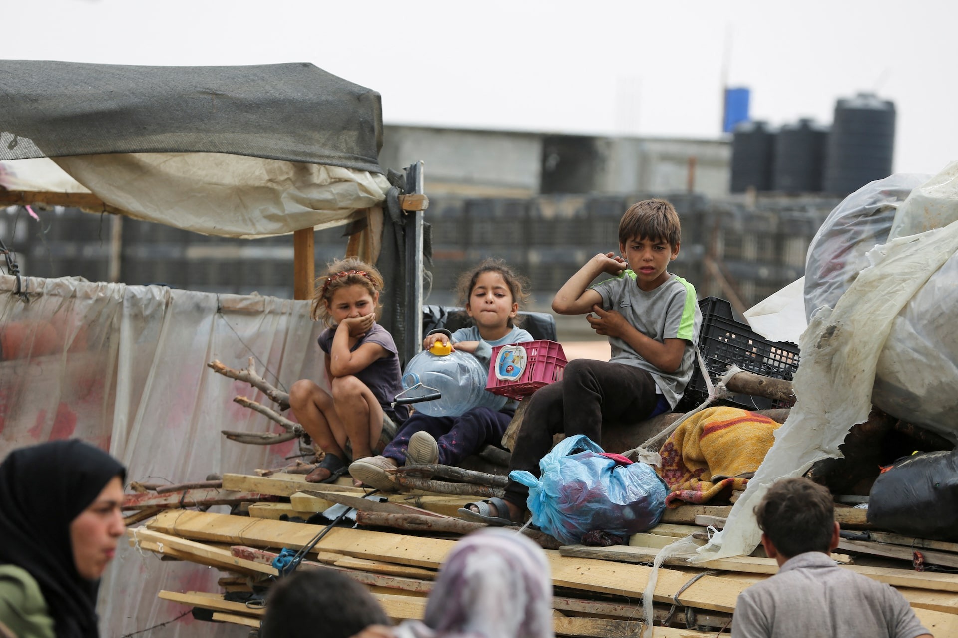 Người Palestine tuyệt vọng tháo chạy khỏi Rafah khi nhiều xe tăng Israel tiến vào khu vực này- Ảnh 13.