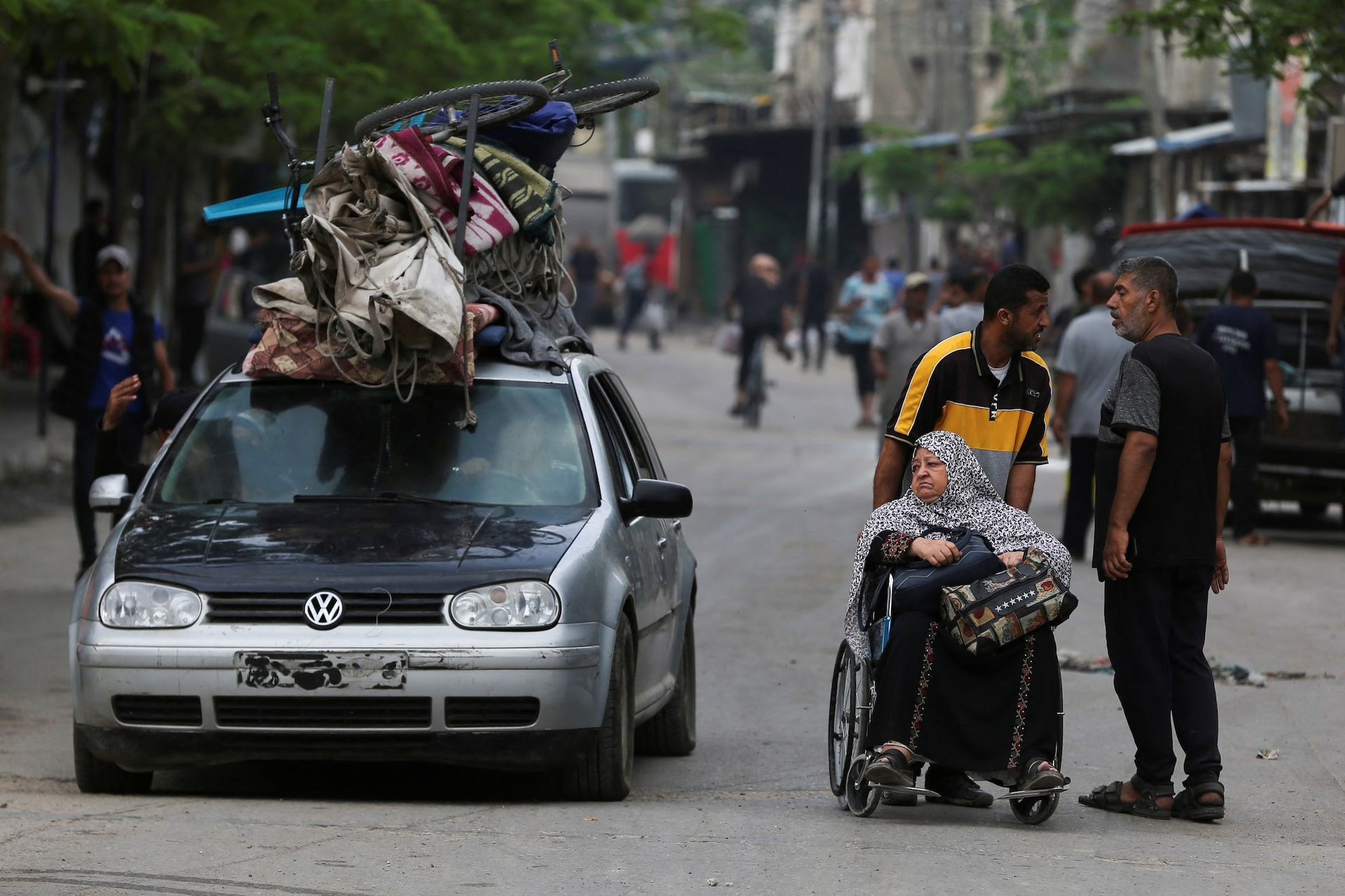 Người Palestine tuyệt vọng tháo chạy khỏi Rafah khi nhiều xe tăng Israel tiến vào khu vực này- Ảnh 10.