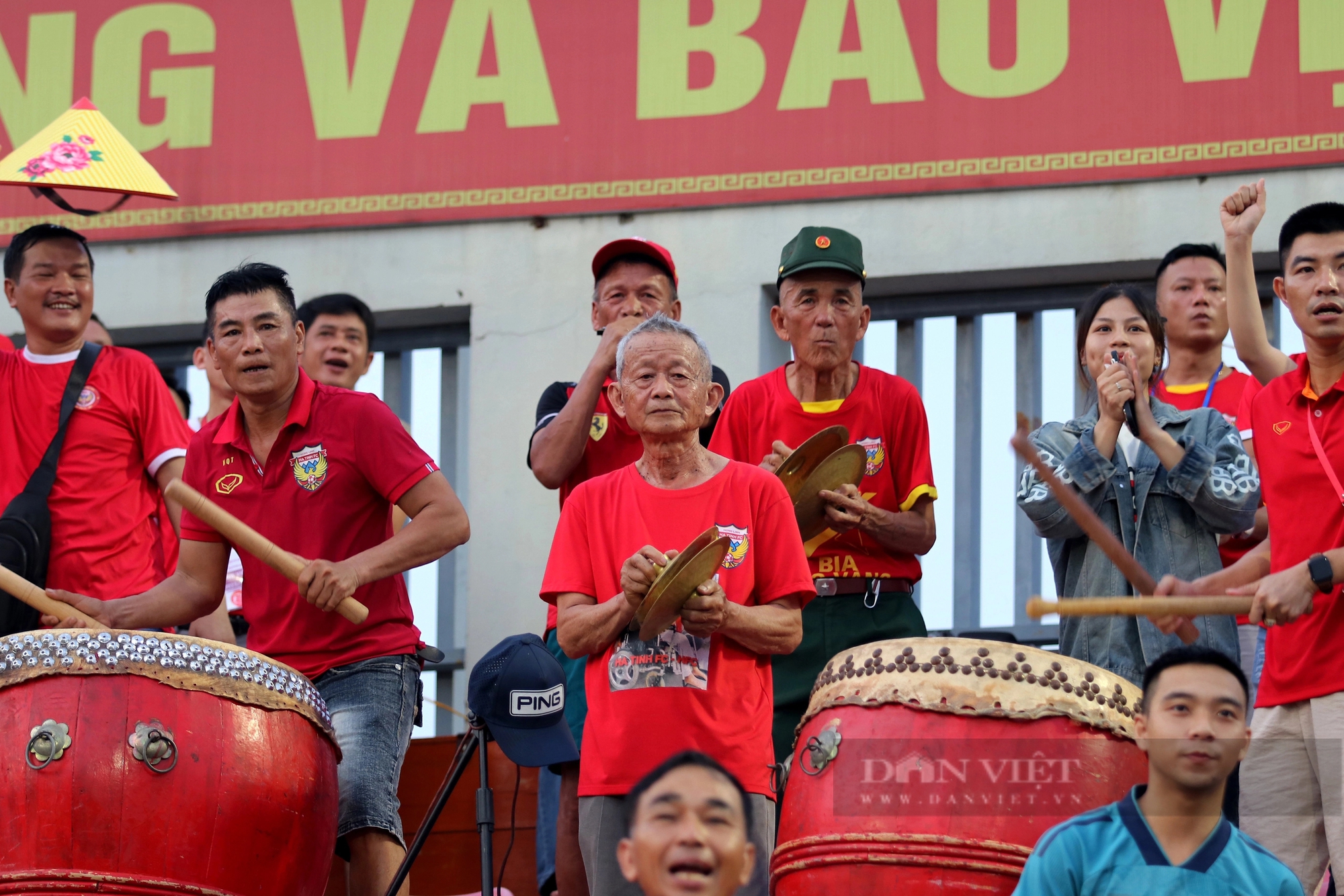 Hồng Lĩnh Hà Tĩnh đánh bại CLB CAHN, CĐV Hà Tĩnh mở hội tưng bừng- Ảnh 13.