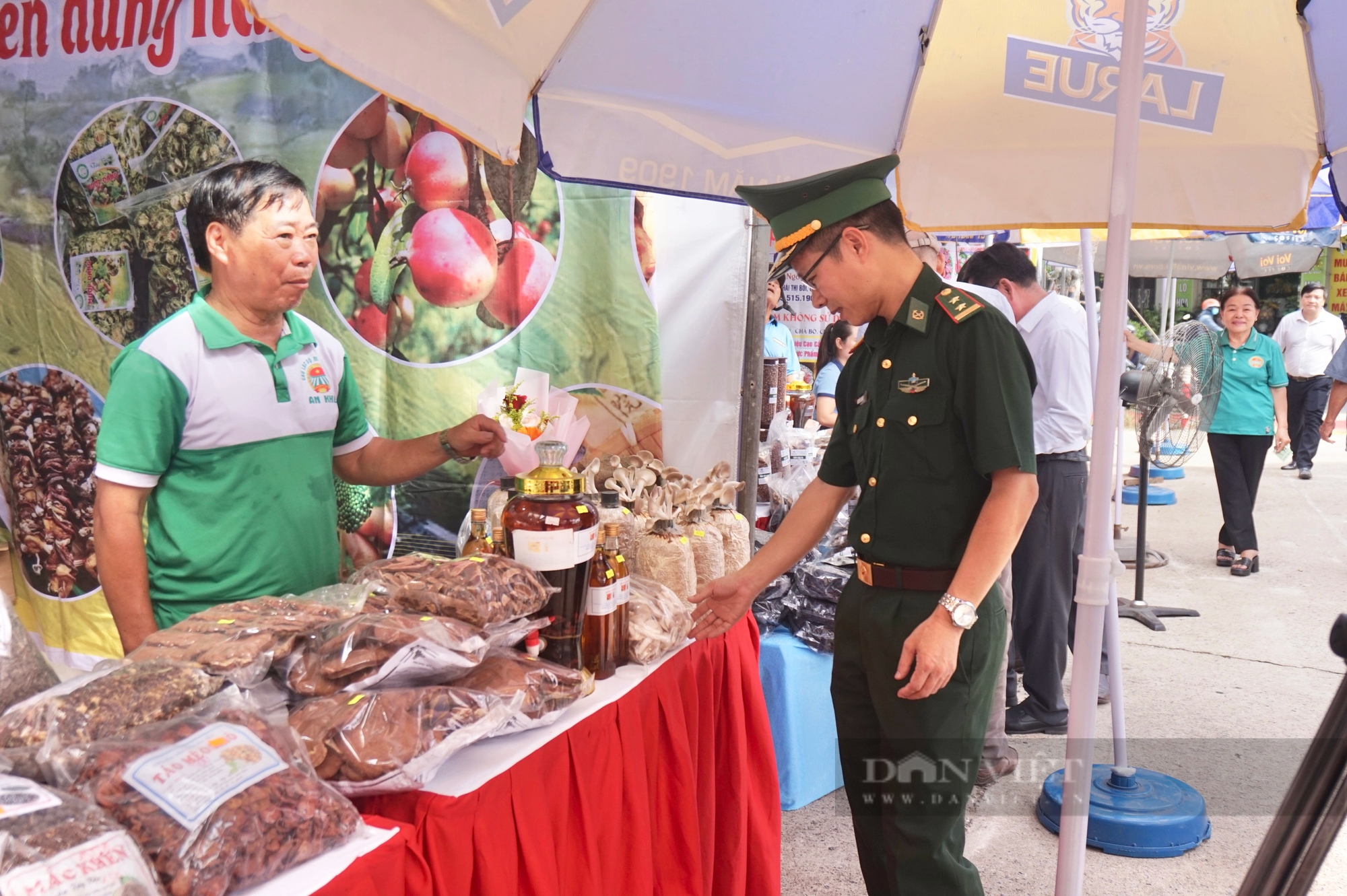 Hội Nông dân quận Thanh Khê, Đà Nẵng kết nối cung cầu, phát triển sản phẩm OCOP qua phiên chợ nông sản- Ảnh 4.