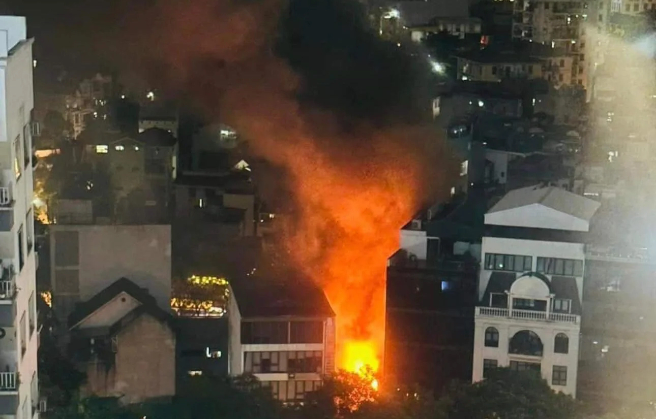 Cháy lớn tại quán ăn ở Cầu Giấy, Hà Nội lúc nửa đêm- Ảnh 1.