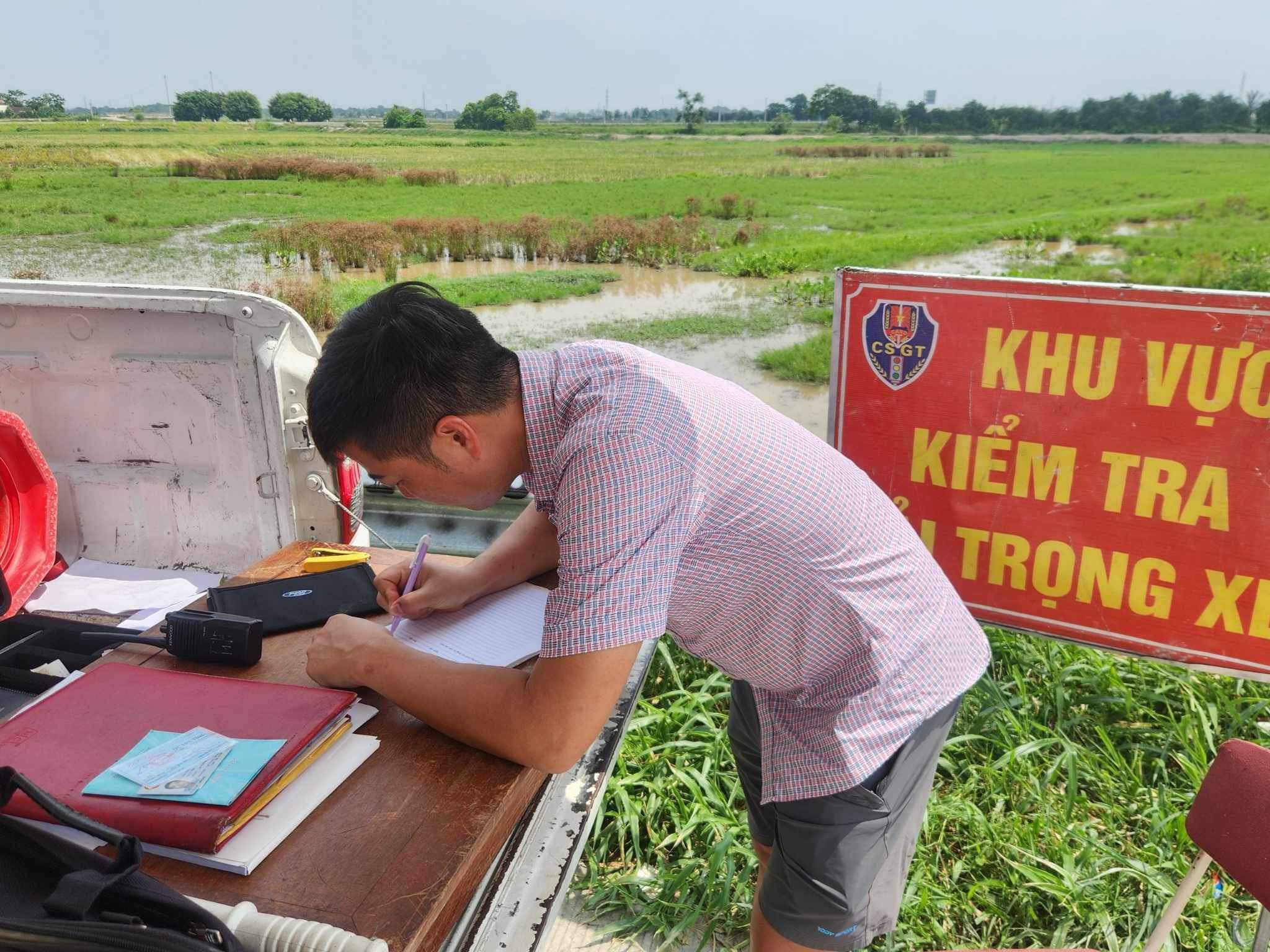 Bé trai xin ngồi sau thùng, lái xe bán tải hồn nhiên đồng ý rồi "dính" phạt - Ảnh 3.