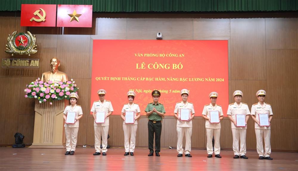 Thiếu tướng Đặng Hồng Đức, Chánh Văn phòng Bộ Công an trao quyết định thăng cấp bậc hàm với cán bộ Văn phòng Bộ- Ảnh 1.