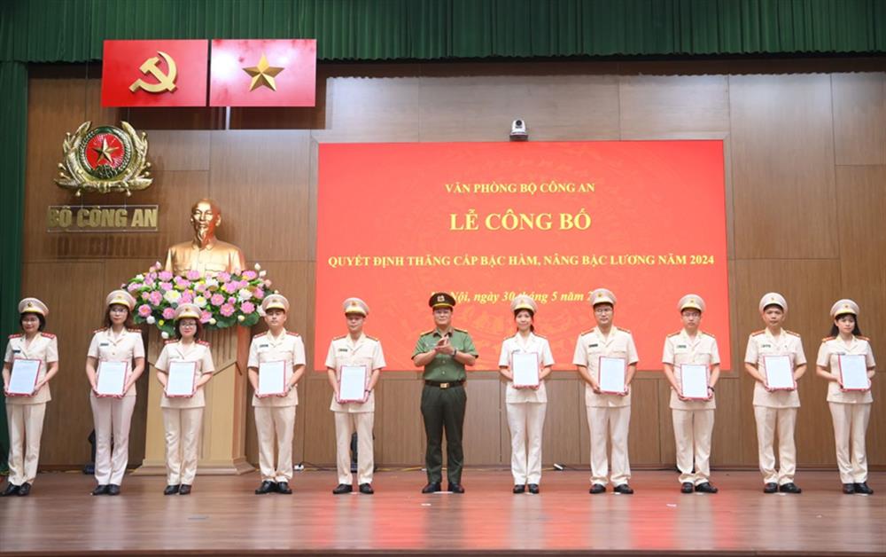 Thiếu tướng Đặng Hồng Đức, Chánh Văn phòng Bộ Công an trao quyết định thăng cấp bậc hàm với cán bộ Văn phòng Bộ- Ảnh 3.