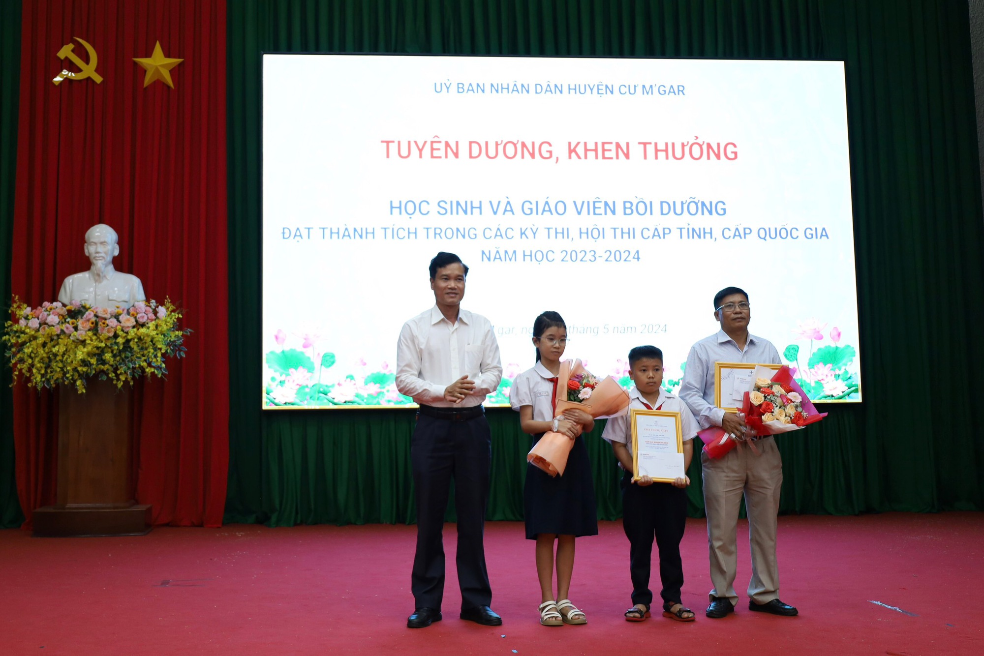 PC Đắk Lắk: Trao giải cuộc thi “Học sinh với kiến thức sử dụng điện An toàn – Tiết kiệm và hiệu quả”- Ảnh 2.