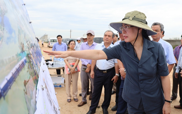 Lãnh đạo tỉnh Quảng Ngãi thị sát hiện trường nắm tình hình để chỉ đạo gỡ vướng cho các dự án