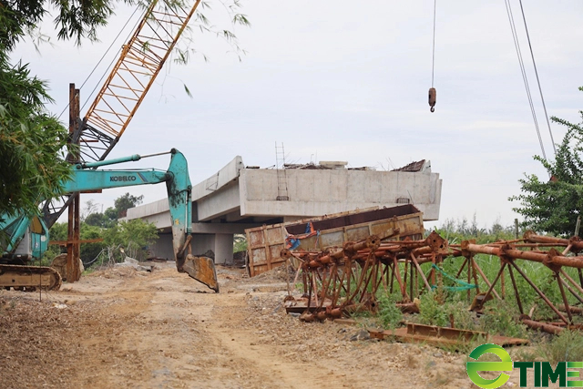 Lãnh đạo tỉnh Quảng Ngãi thị sát hiện trường nắm tình hình để chỉ đạo gỡ vướng cho các dự án- Ảnh 1.