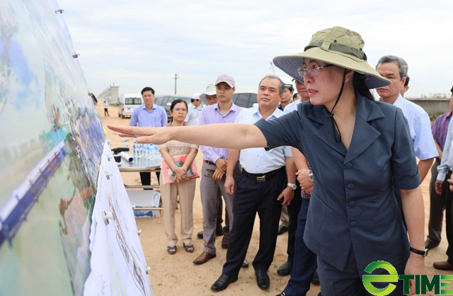 Lãnh đạo tỉnh Quảng Ngãi thị sát hiện trường nắm tình hình để chỉ đạo gỡ vướng cho các dự án- Ảnh 6.