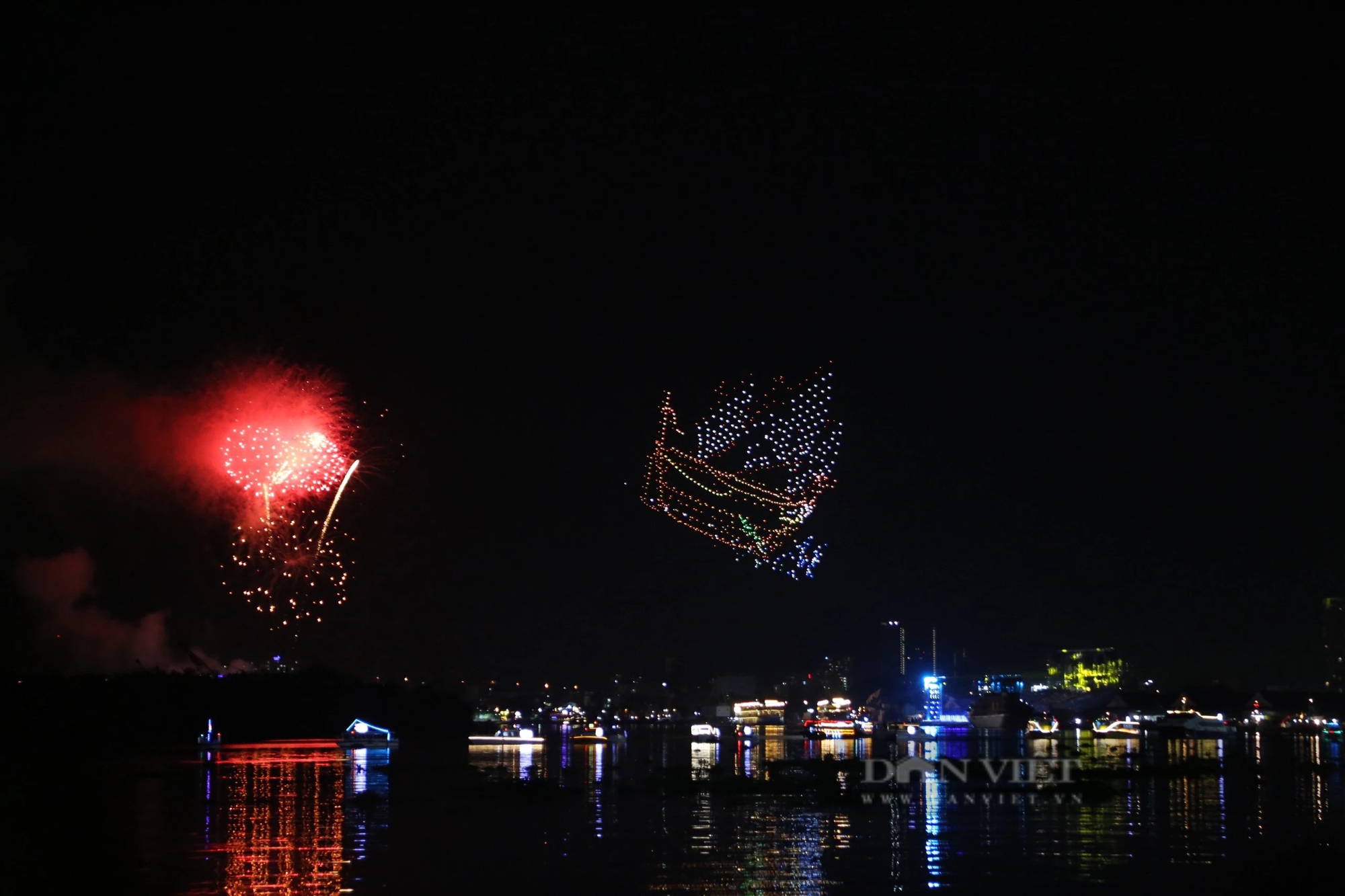 Hàng ngàn người dân thích thú, chiêm ngưỡng pháo hoa và trình diễn drone trong Lễ hội sông nước lần 2 năm 2024- Ảnh 14.