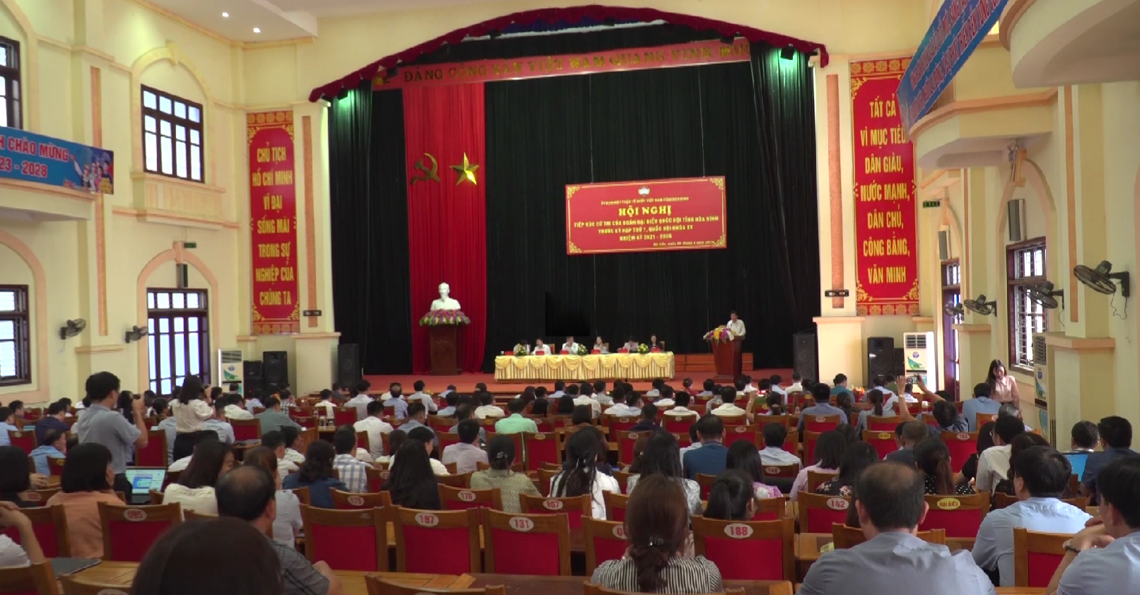 Thường trực Ban Bí thư Trương Thị Mai tiếp xúc cử tri tại Hòa Bình- Ảnh 1.