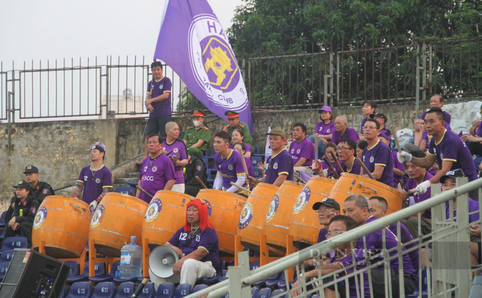 CĐV mang dàn trống "khủng" tới sân Vinh, Hà Nội FC vẫn ngậm ngùi chia điểm- Ảnh 1.