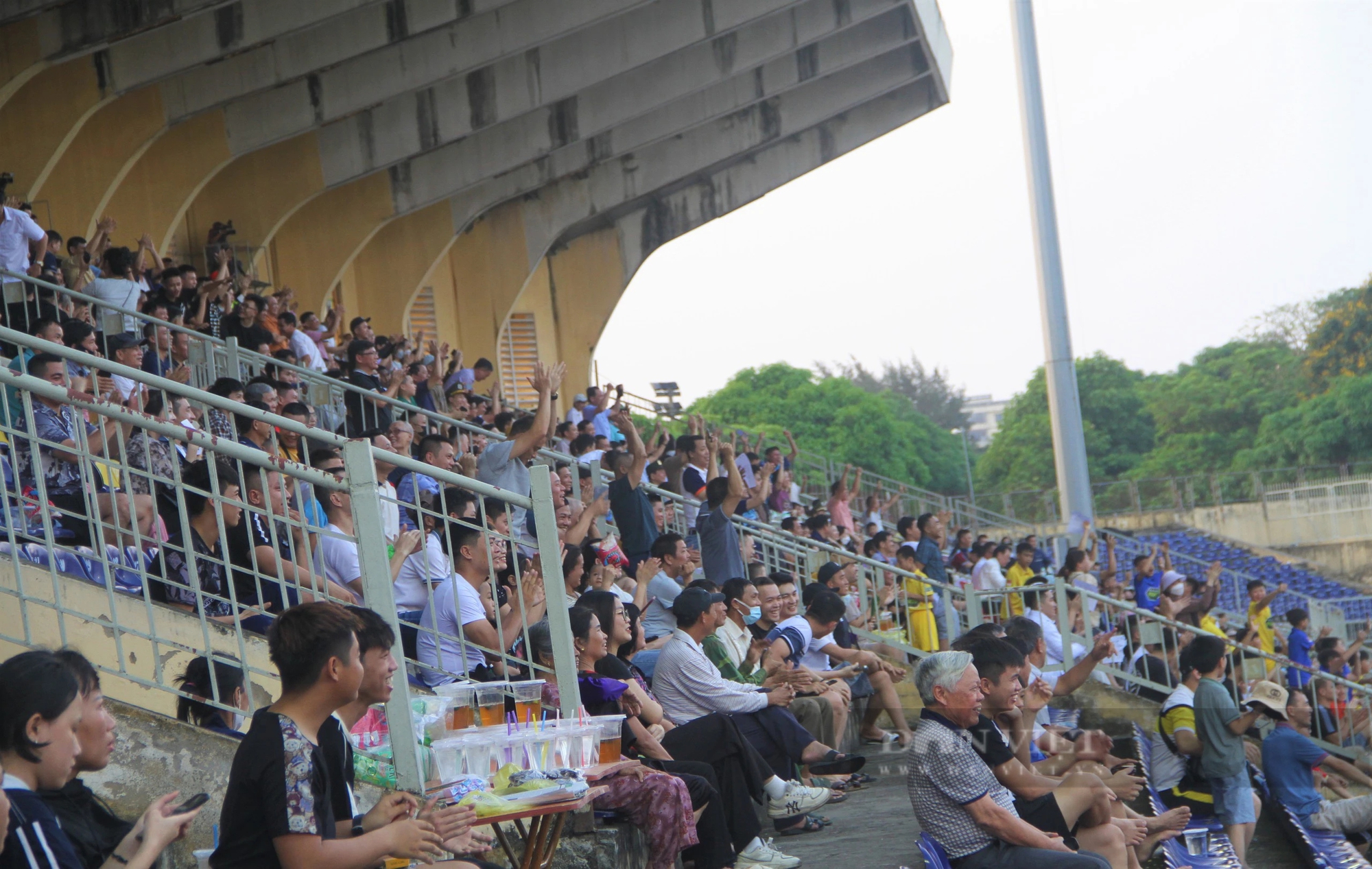 CĐV mang dàn trống "khủng" tới sân Vinh, Hà Nội FC vẫn ngậm ngùi chia điểm- Ảnh 3.