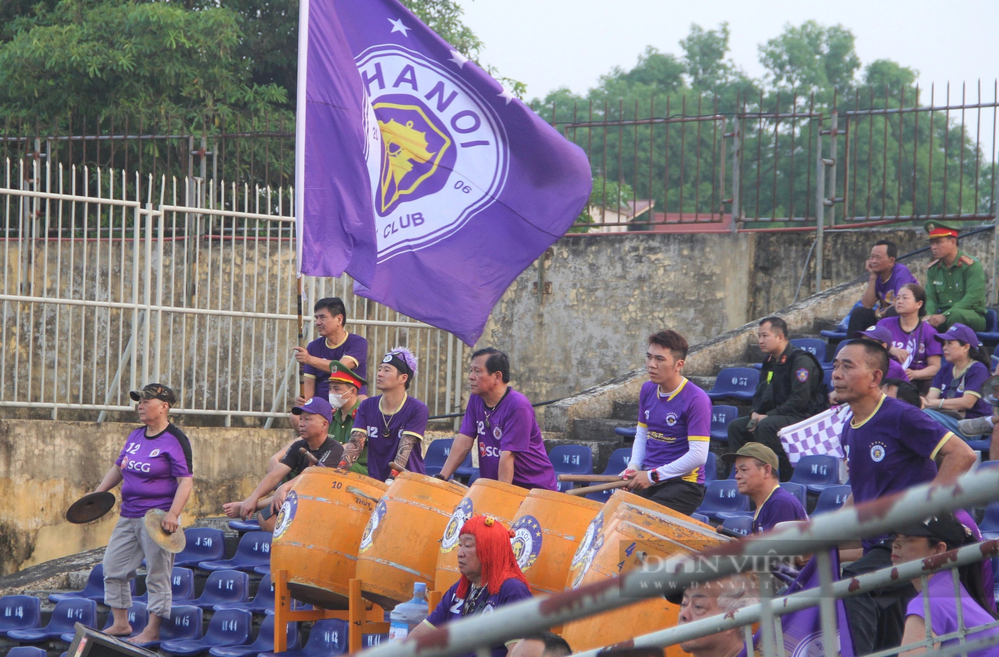 CĐV mang dàn trống "khủng" tới sân Vinh, Hà Nội FC vẫn ngậm ngùi chia điểm- Ảnh 6.