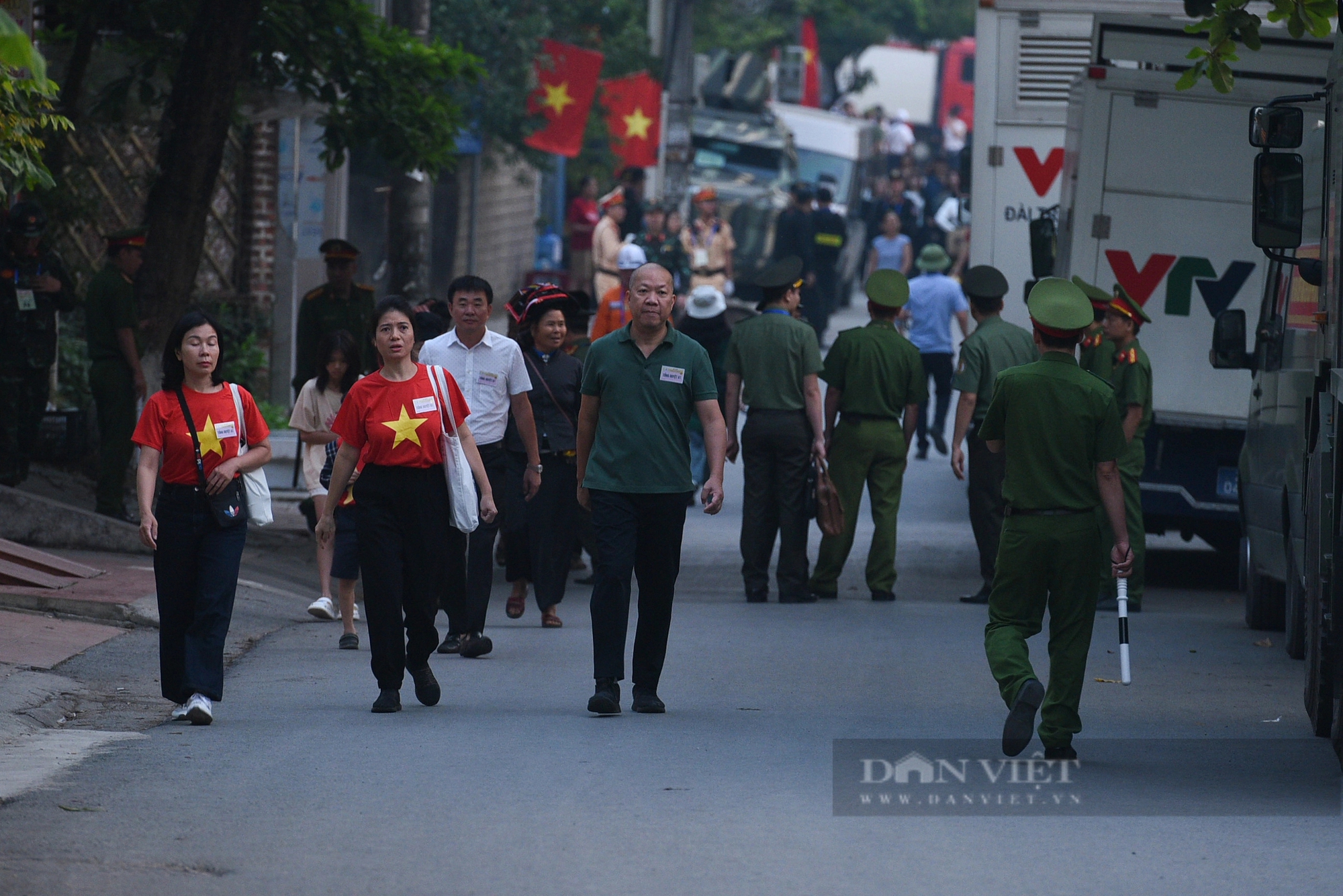 Người dân dậy từ 3 giờ sáng chờ xem tổng duyệt diễu binh 70 năm chiến thắng Điện Biên Phủ- Ảnh 10.