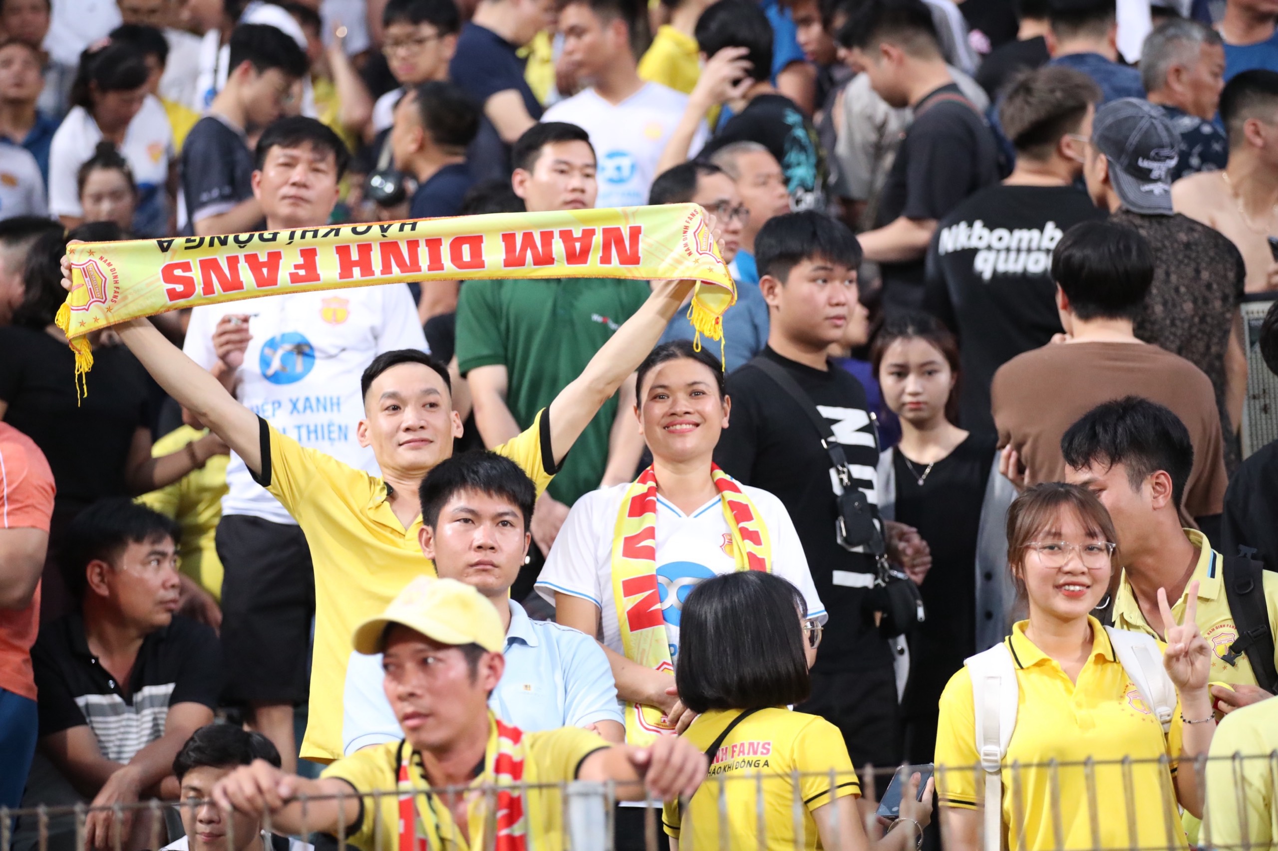 CĐV Nam Định ăn mừng chiến thắng trên sân Hàng Đẫy- Ảnh 4.