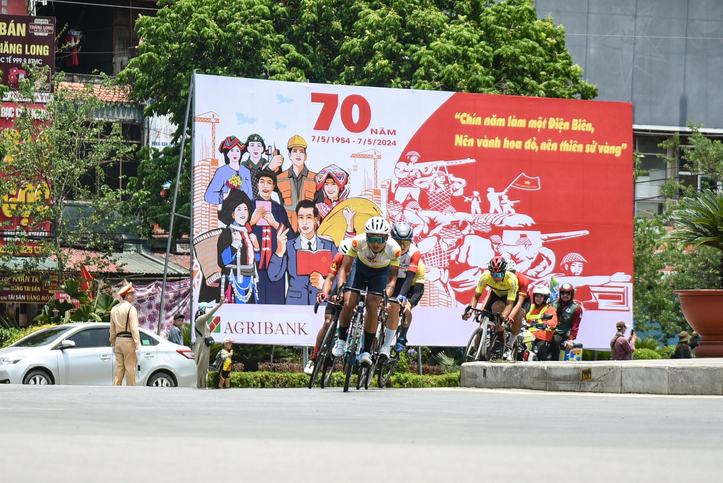 Chặng 4 Cuộc đua xe đạp Về Điện Biên Phủ - 2024: Từ kép phụ thành kép chính, Nguyễn Hướng về nhất!- Ảnh 4.