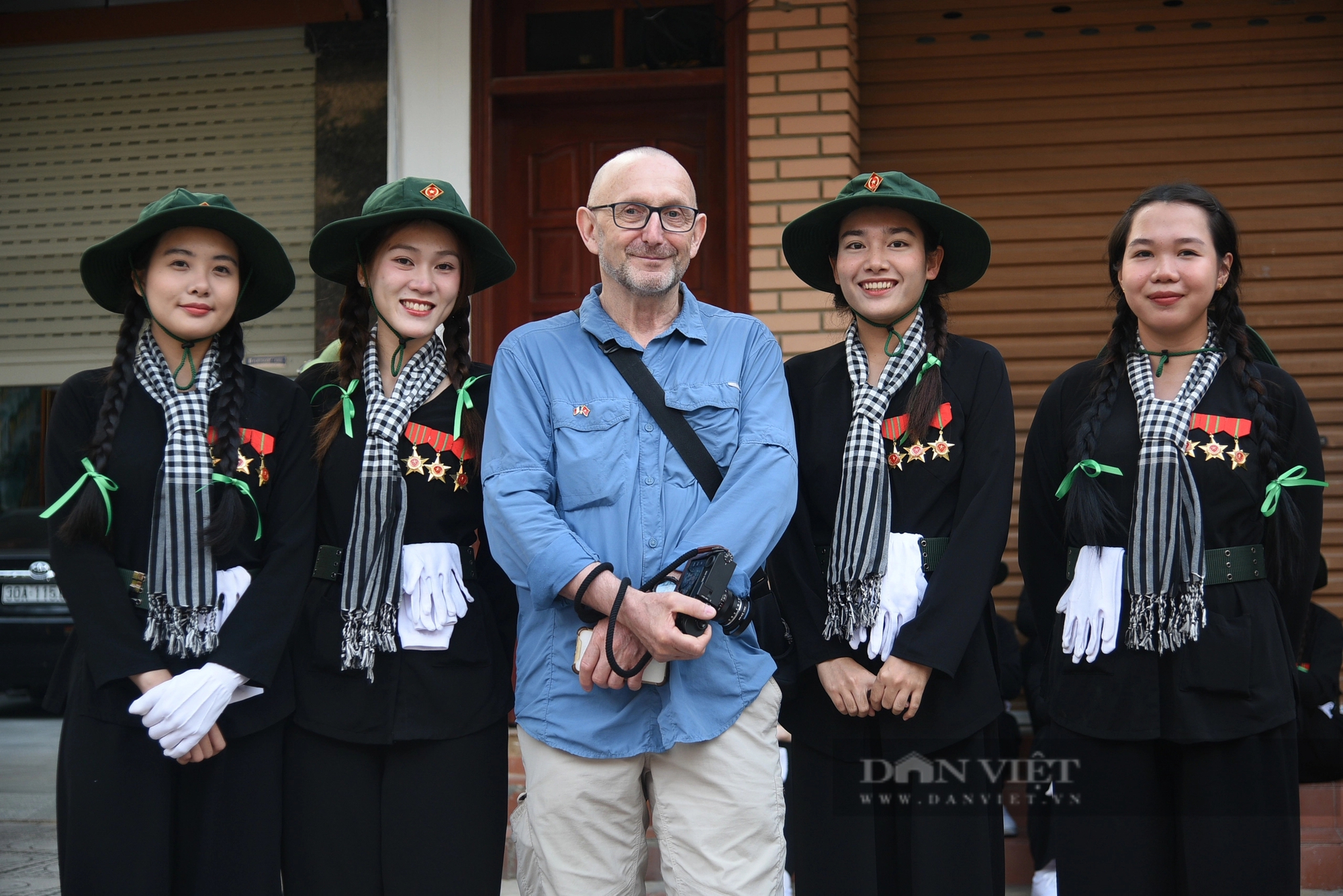 Du khách nước ngoài thích thú chụp ảnh cùng nữ du kích miền Nam tại buổi tổng duyệt ở Điện Biên- Ảnh 6.
