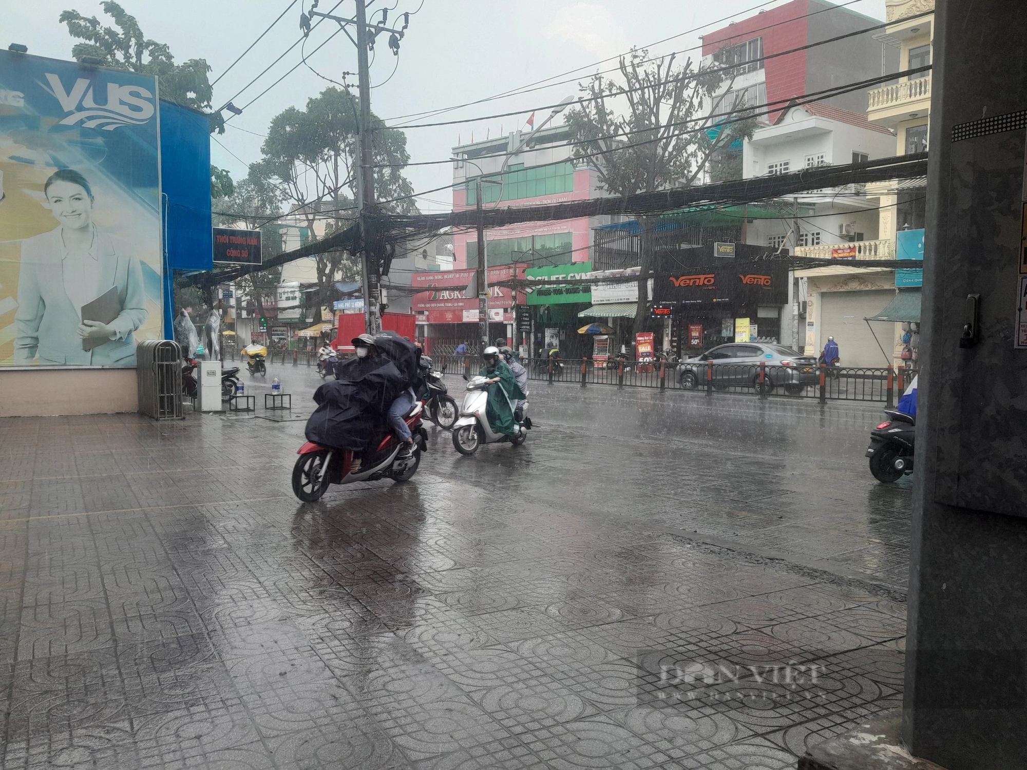 TP.HCM mưa lớn giữa trưa, kèm theo giông sét- Ảnh 3.