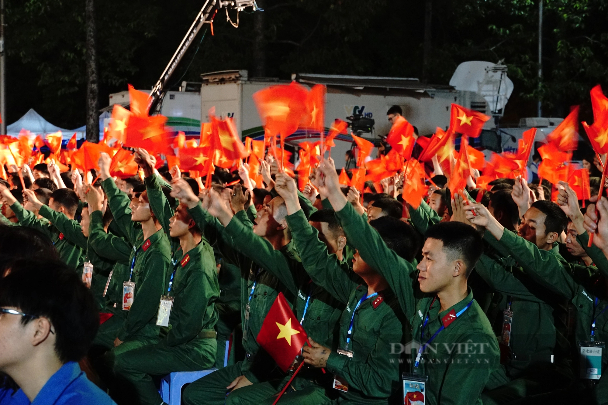 Cầu truyền hình "Dưới lá cờ quyết thắng": Những cuộc hội ngộ xúc động trên đất Điện Biên Phủ- Ảnh 6.