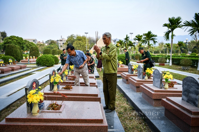 70 năm Chiến thắng Điện Biên Phủ: Xúc động cuộc hội ngộ qua bia đá và chuyện những ngôi mộ chung- Ảnh 2.