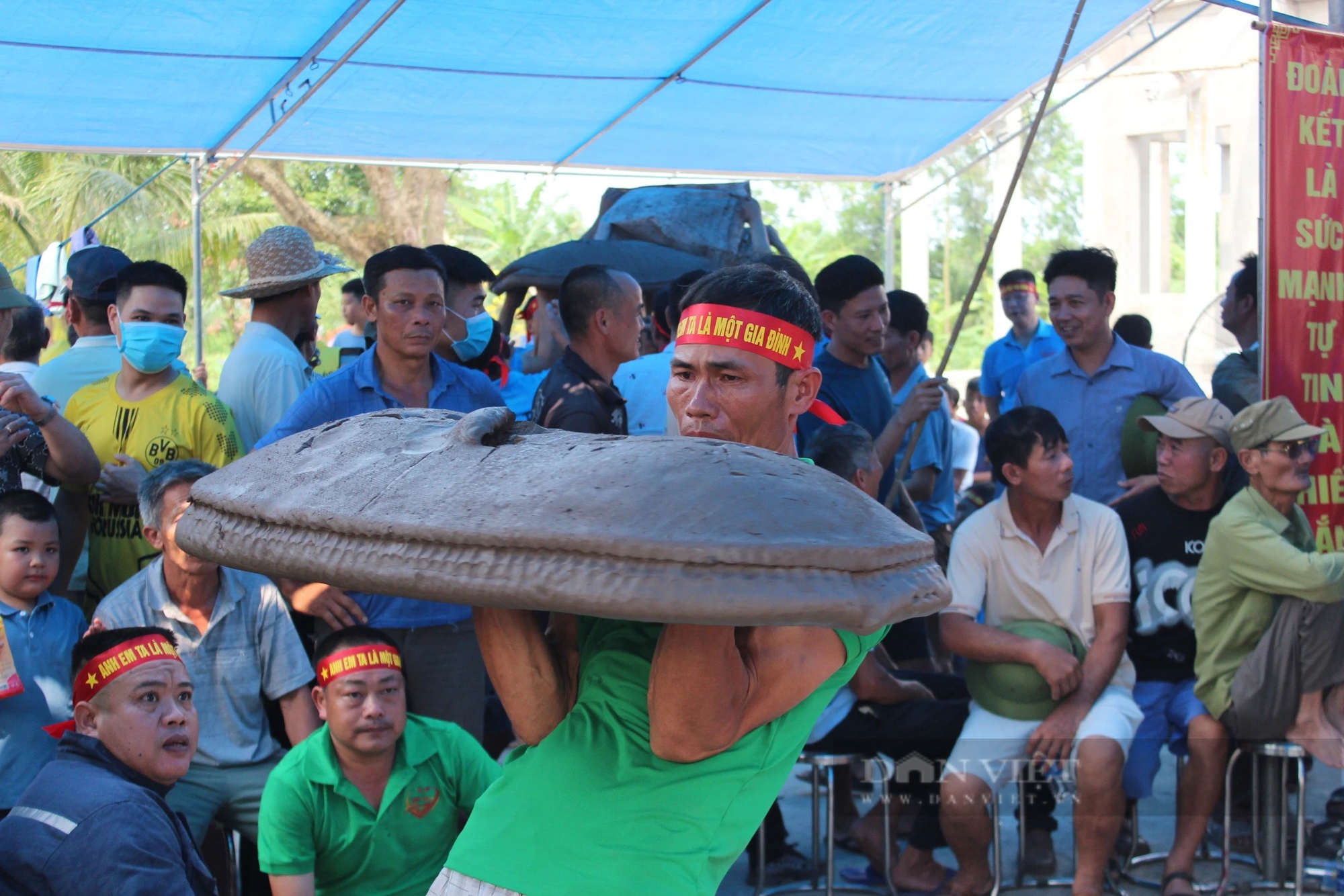 Nông dân một làng ở Hải Dương chơi "pháo nổ, pháo nang" mừng 70 năm chiến thắng Điện Biên Phủ - Ảnh 8.