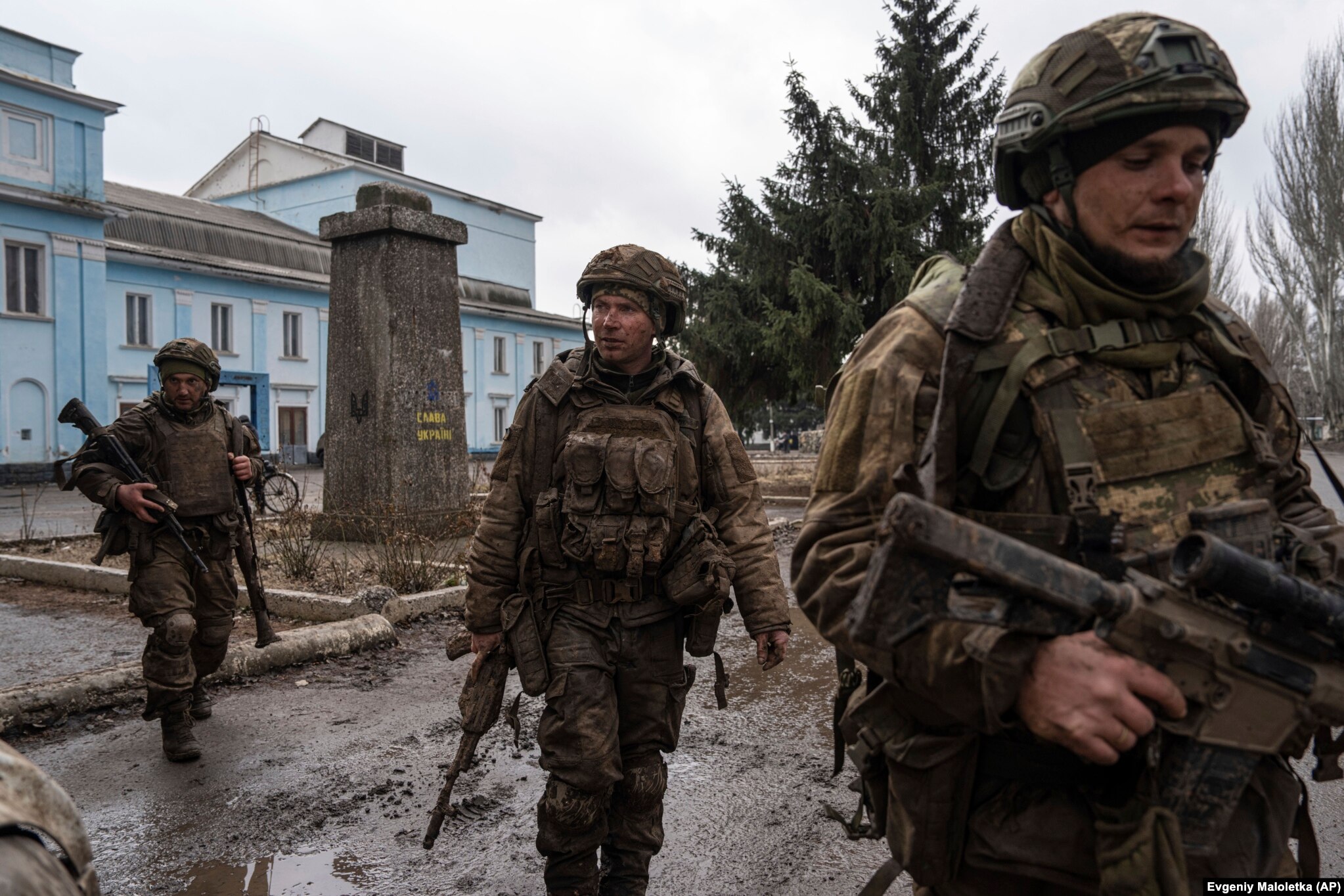 Hàng chục ngàn quân Nga dàn trận bao vây thị trấn quan trọng của Ukraine- Ảnh 1.