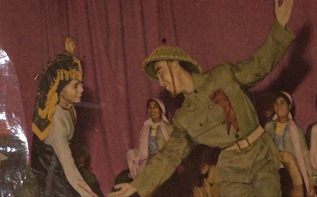 Nữ văn công “xòe lửa” trên chiến trường Điện Biên, xúc động kể về lần biểu diễn trước Bác Hồ, Đại tướng Võ Nguyên Giáp- Ảnh 2.