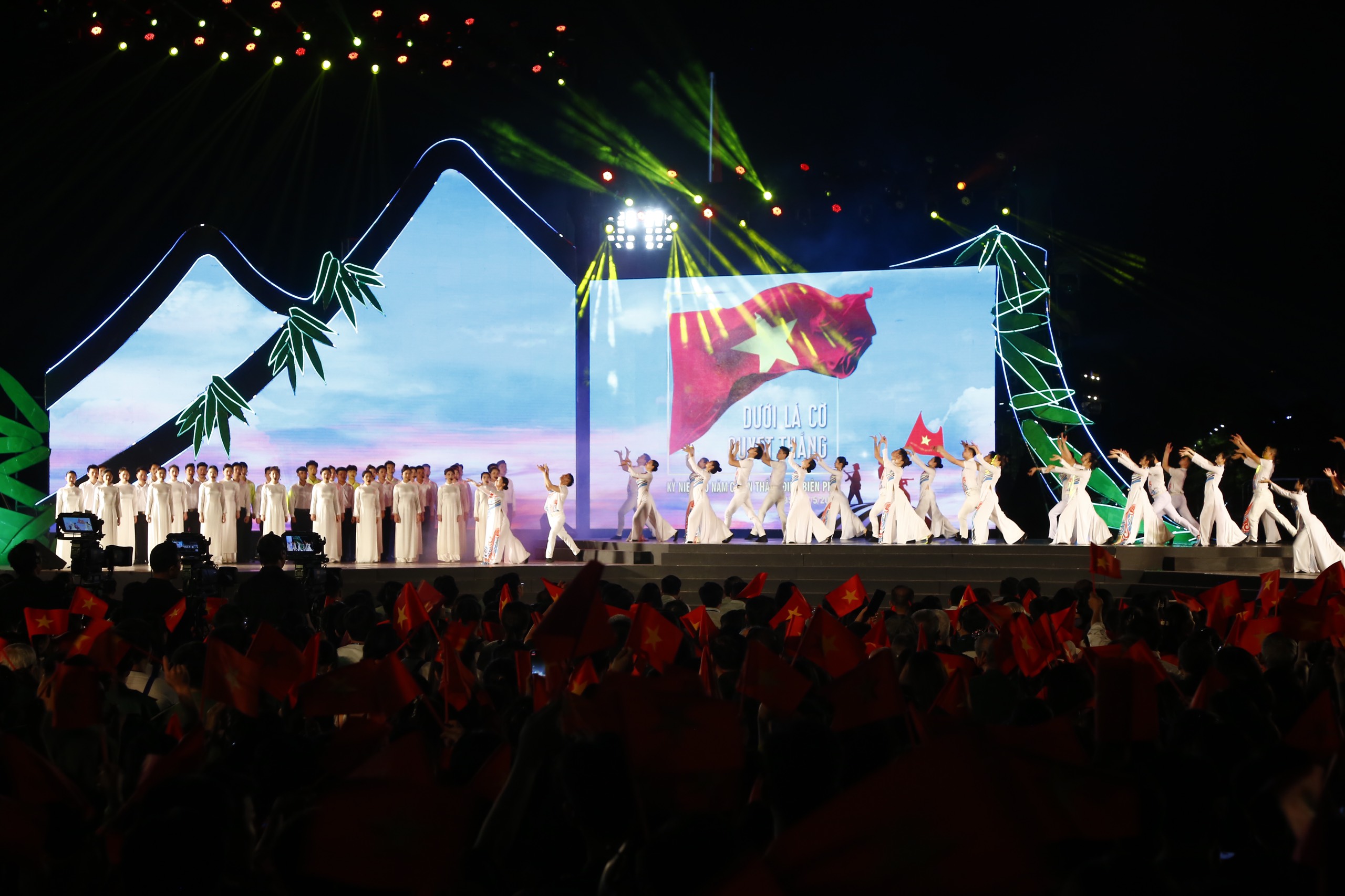 Cầu truyền hình "Dưới lá cờ quyết thắng": Những cuộc hội ngộ xúc động trên đất Điện Biên Phủ- Ảnh 7.