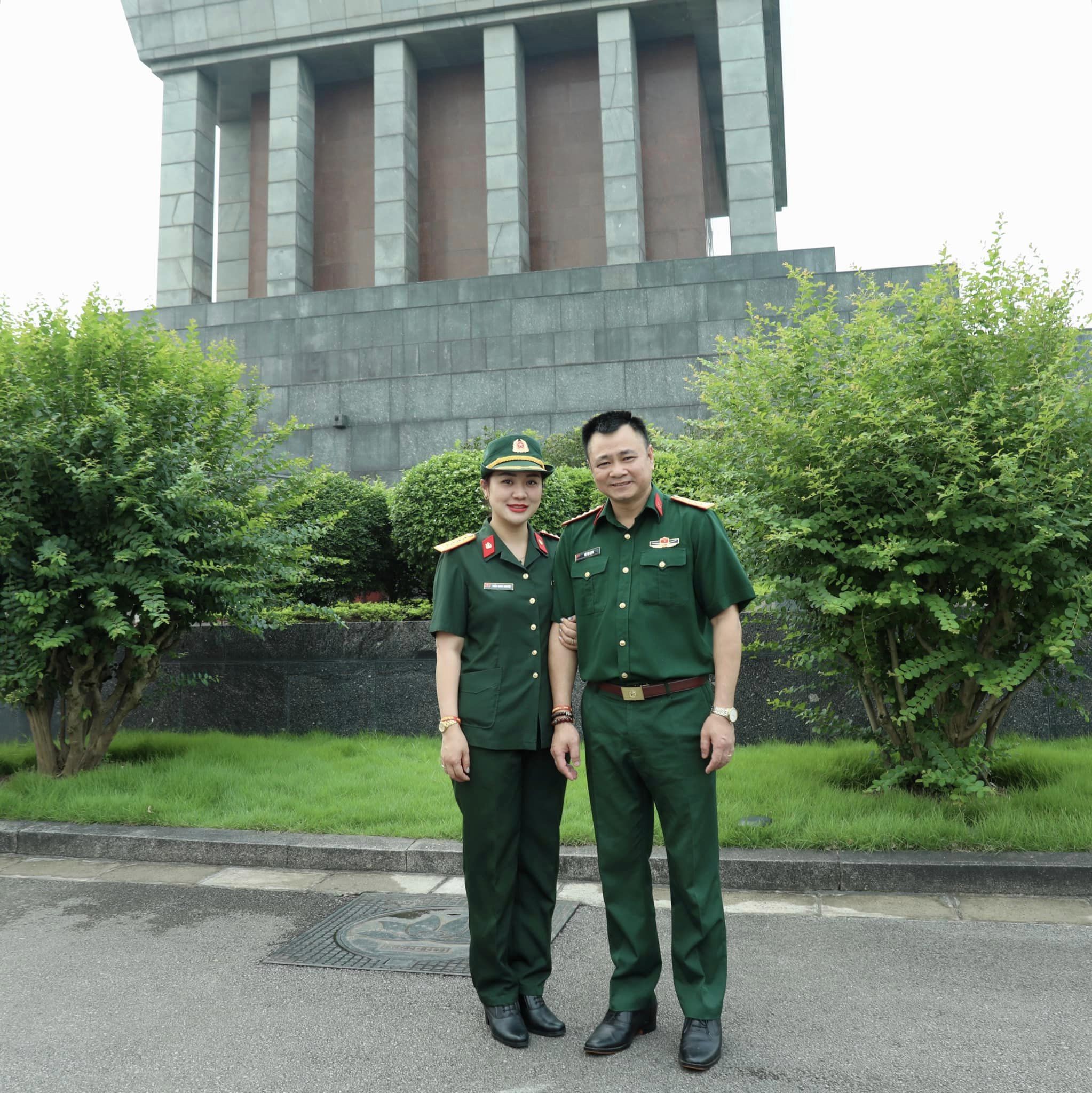 Vợ chồng NSND Tự Long đưa bố mẹ và các con viếng Lăng Bác, thăm nhà Đại tướng Võ Nguyên Giáp - Ảnh 4.