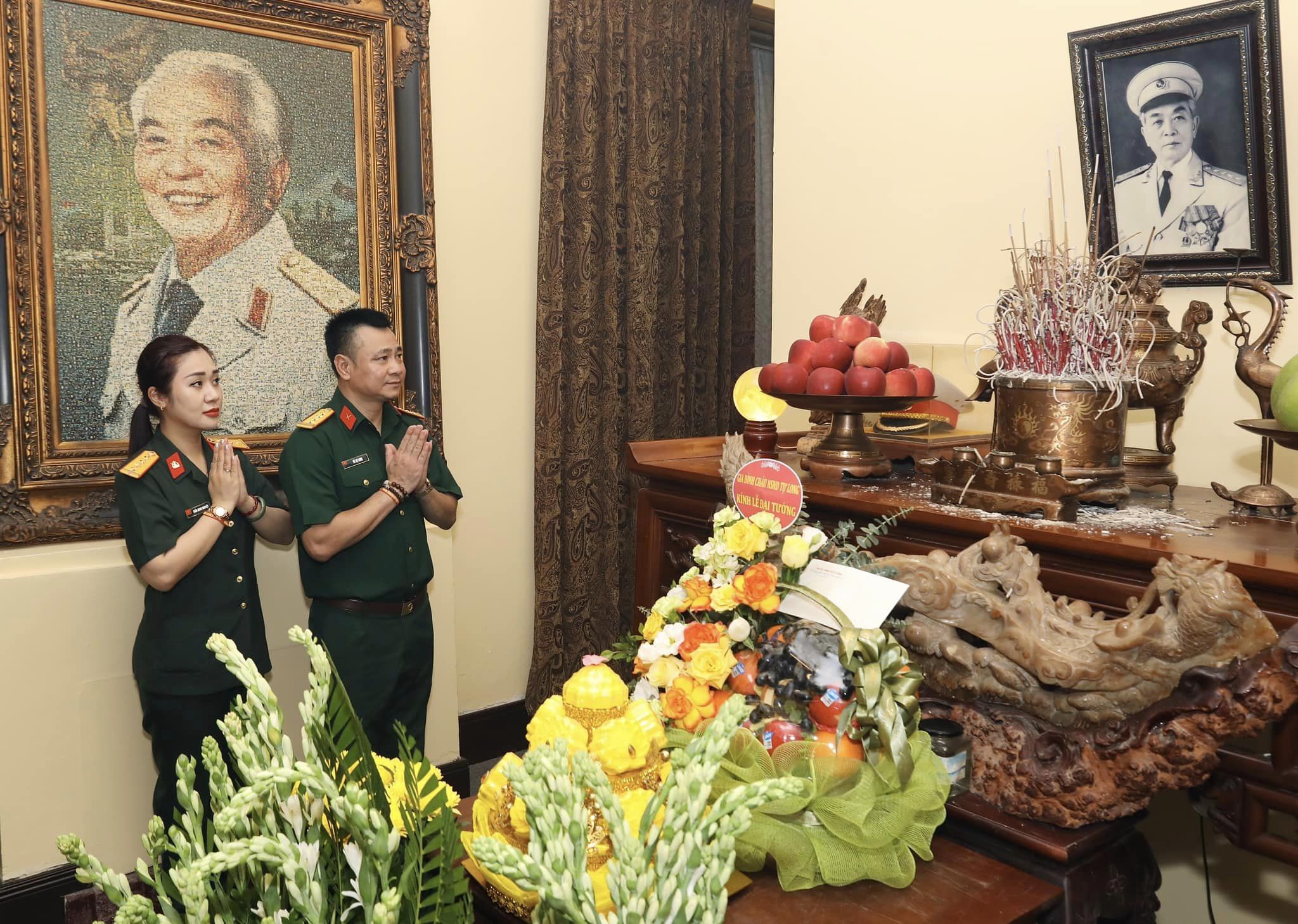 Vợ chồng NSND Tự Long đưa bố mẹ và các con viếng Lăng Bác, thăm nhà Đại tướng Võ Nguyên Giáp - Ảnh 2.