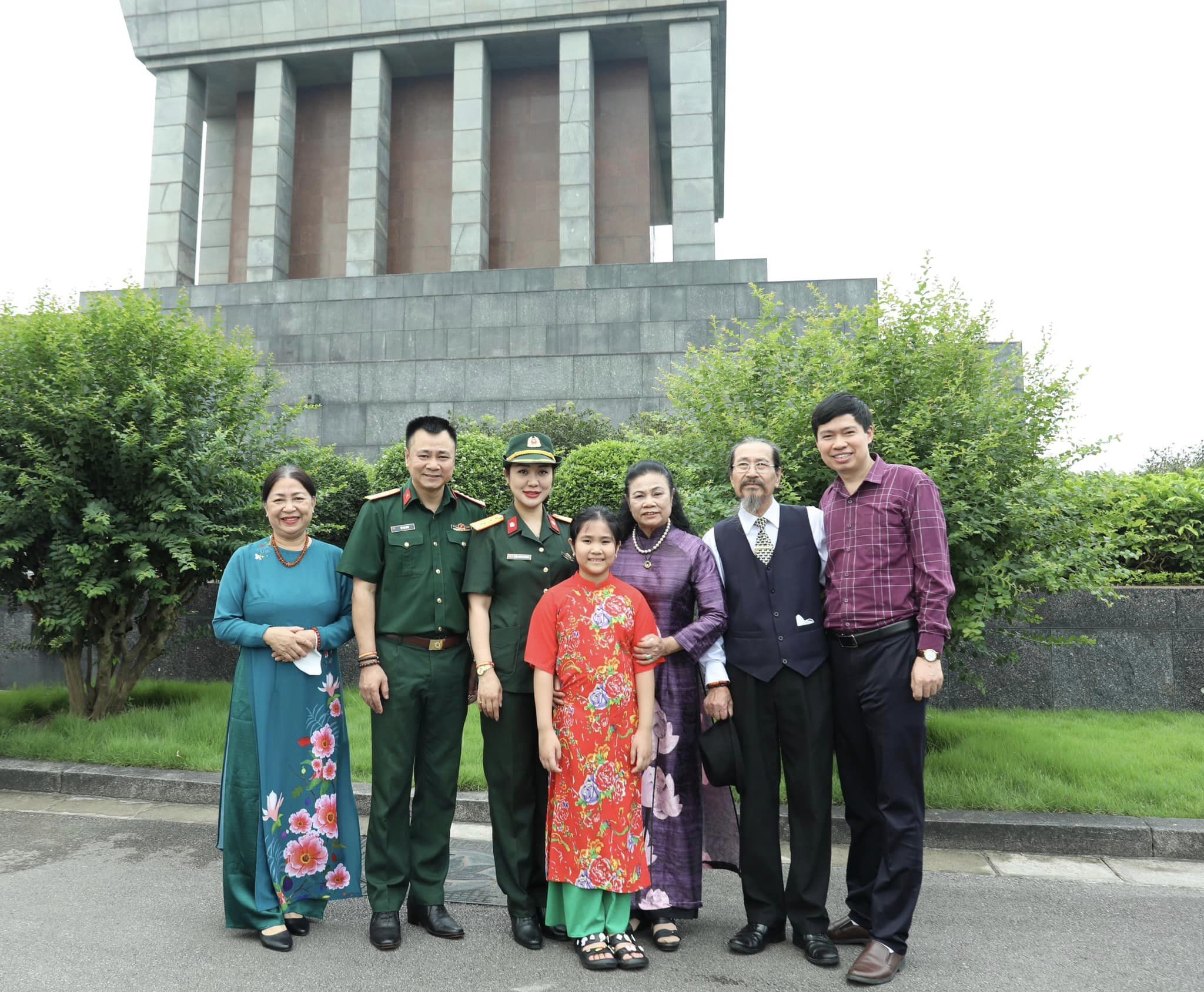 Vợ chồng NSND Tự Long đưa bố mẹ và các con viếng Lăng Bác, thăm nhà Đại tướng Võ Nguyên Giáp