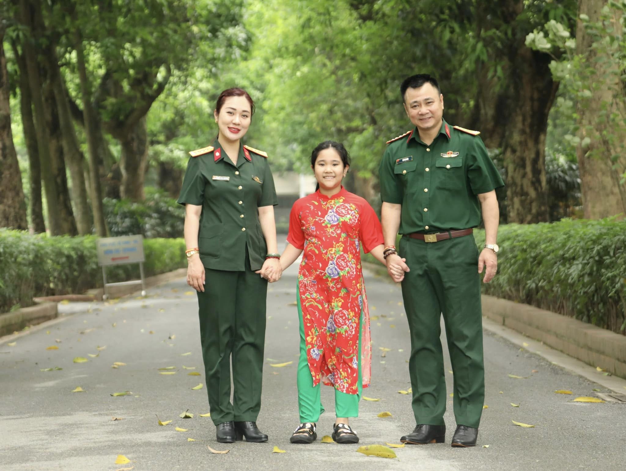 Vợ chồng NSND Tự Long đưa bố mẹ và các con viếng Lăng Bác, thăm nhà Đại tướng Võ Nguyên Giáp - Ảnh 3.