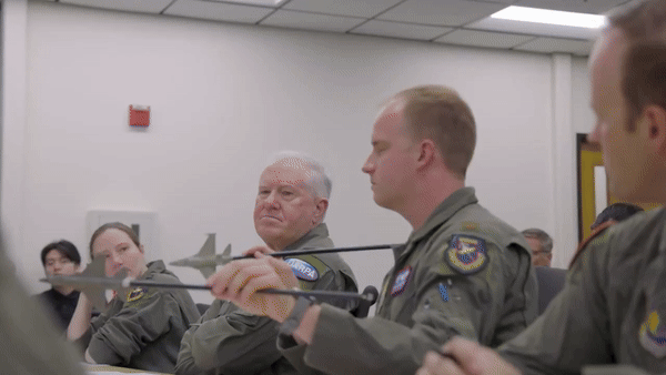 Bộ trưởng Mỹ ngồi trên tiêm kích F-16 do AI điều khiển- Ảnh 2.