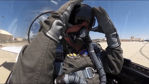 Bộ trưởng Mỹ ngồi trên tiêm kích F-16 do AI điều khiển- Ảnh 3.