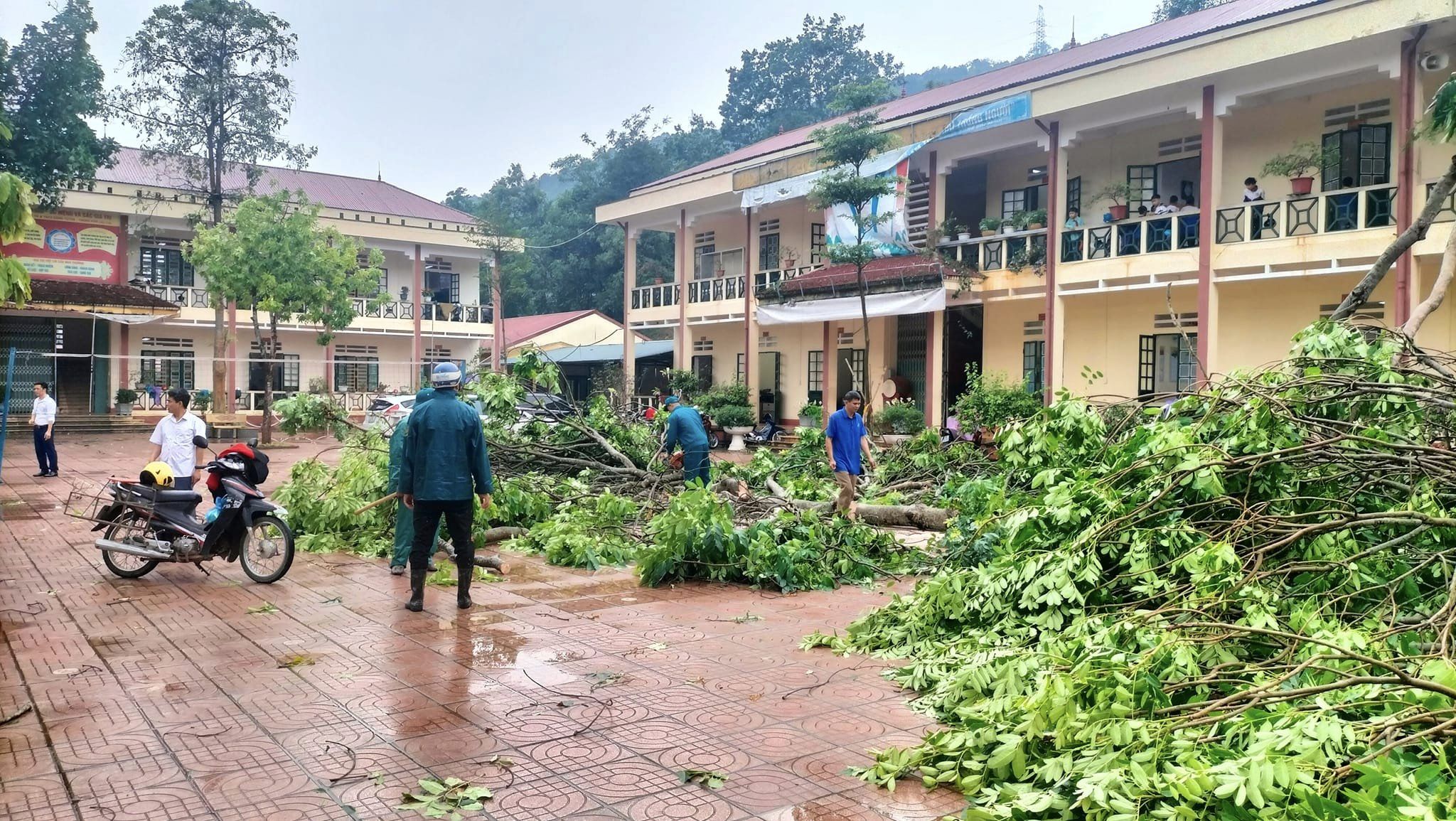 Hàng trăm ngôi nhà ở Lào Cai bị tốc mái, đổ sập do giông lốc- Ảnh 2.