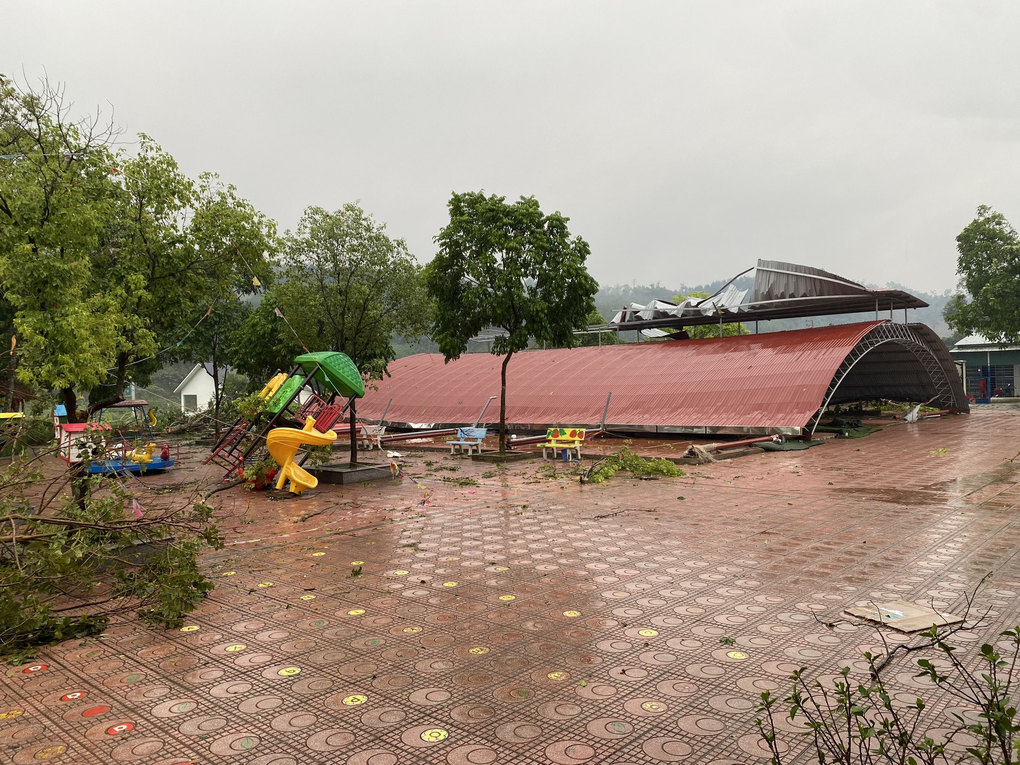 Hàng trăm ngôi nhà ở Lào Cai bị tốc mái, đổ sập do giông lốc- Ảnh 1.