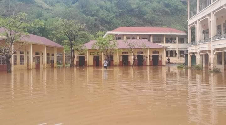Một trường ở Sơn La cho gần 200 học sinh nghỉ học vì bị ngập trong biển nước- Ảnh 1.