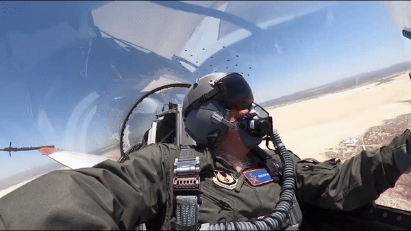Bộ trưởng Mỹ ngồi trên tiêm kích F-16 do AI điều khiển- Ảnh 5.