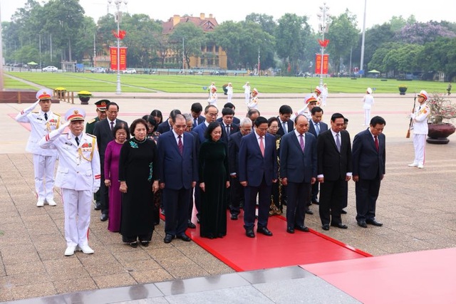 Lãnh đạo Đảng, Nhà nước vào Lăng viếng Chủ tịch Hồ Chí Minh nhân dịp 70 năm Chiến thắng Điện Biên Phủ- Ảnh 2.