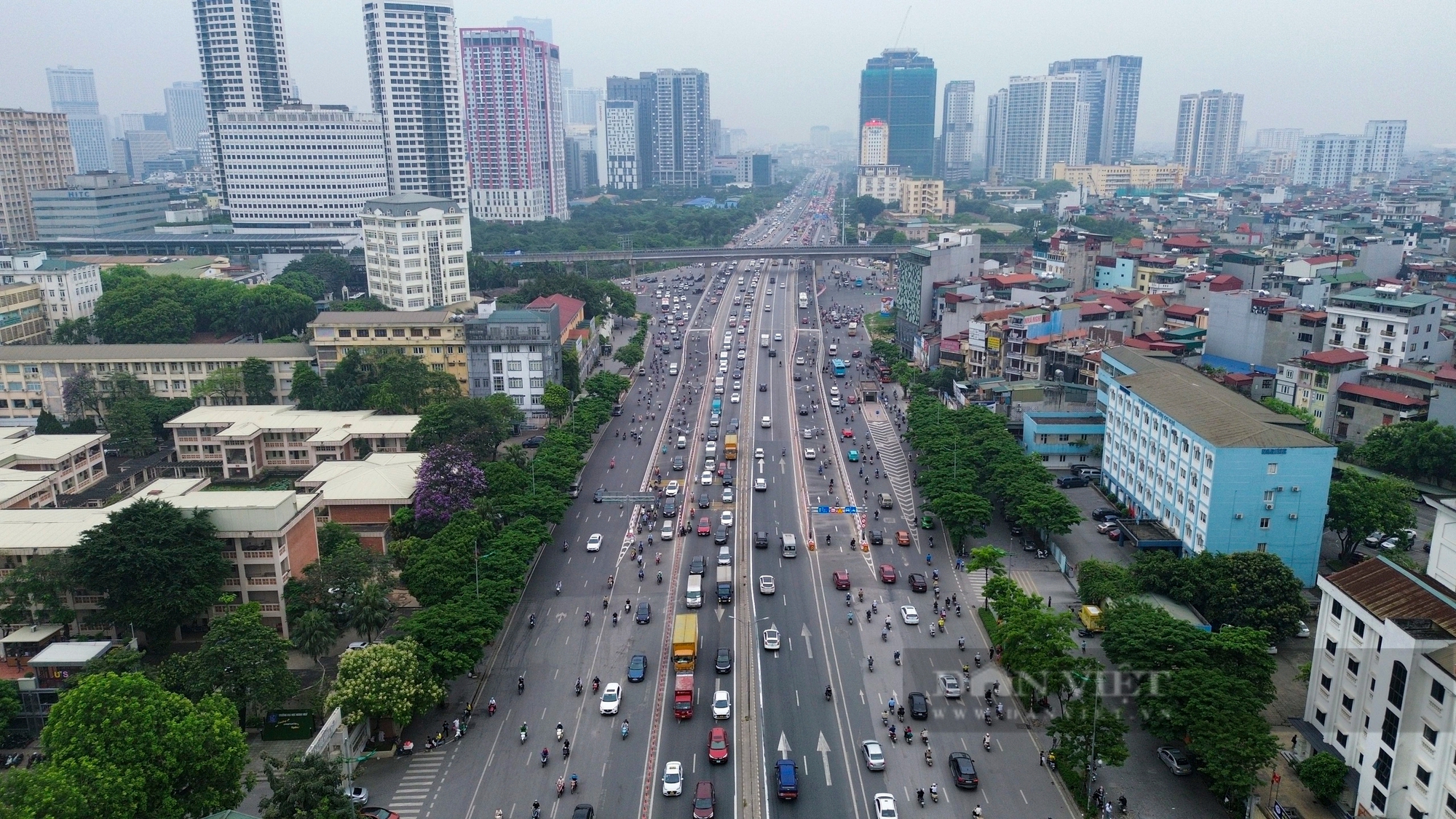 Ôtô xe máy chen chúc, băng qua cọc tiêu trong ngày đầu thông xe cầu vượt thép Mai Dịch- Ảnh 1.
