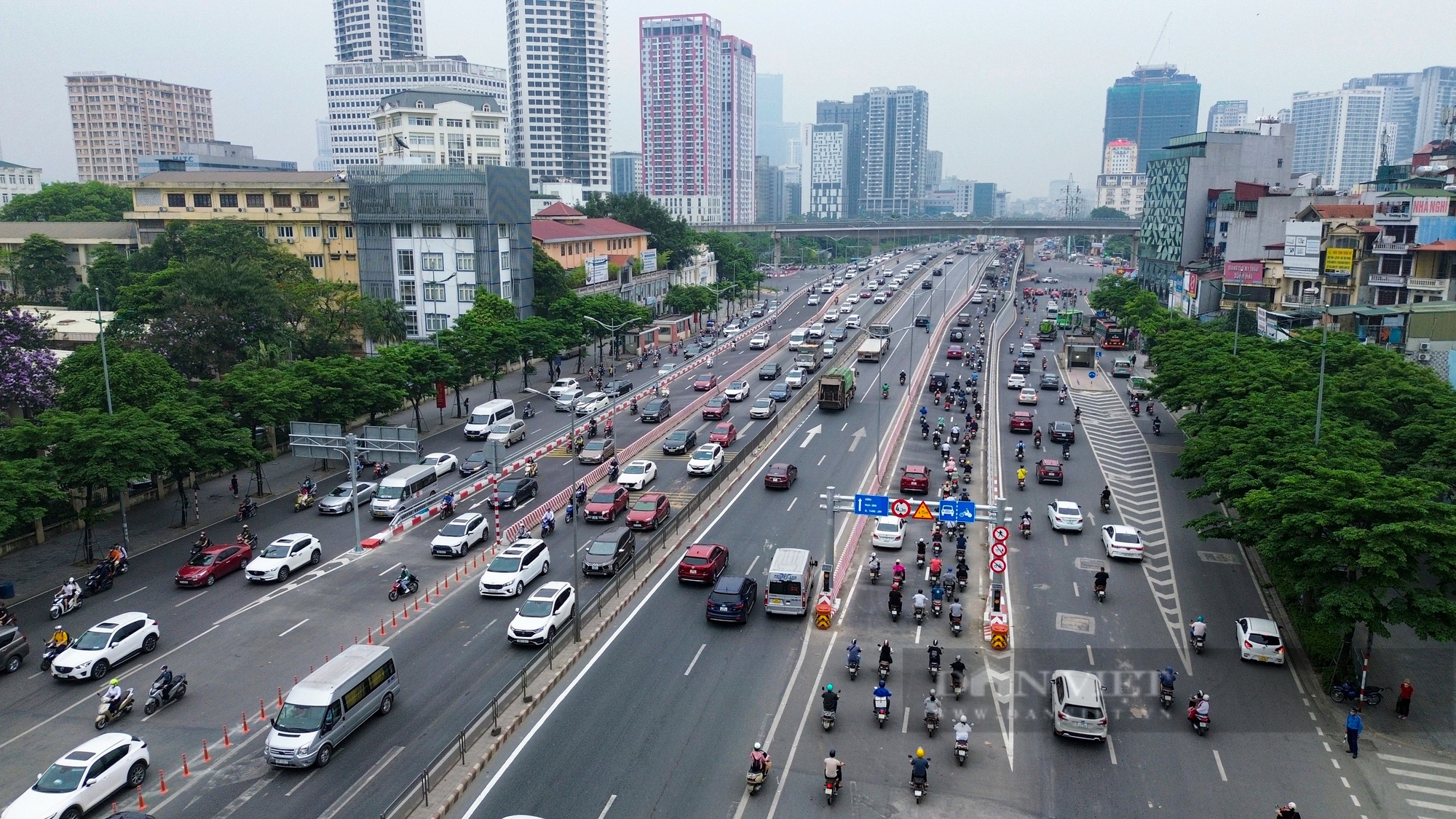 Ôtô xe máy chen chúc, băng qua cọc tiêu trong ngày đầu thông xe cầu vượt thép Mai Dịch- Ảnh 2.