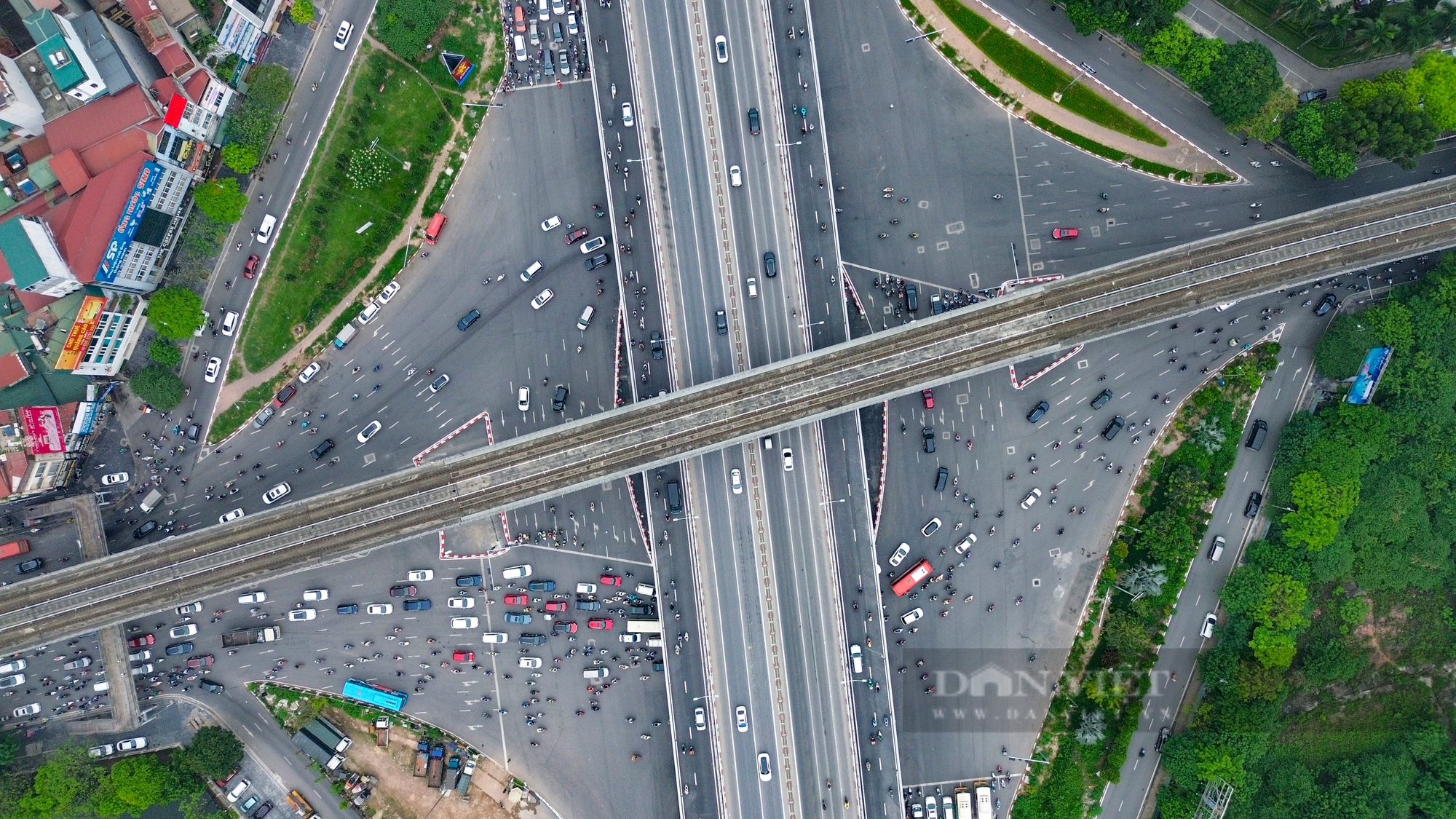 Ôtô xe máy chen chúc, băng qua cọc tiêu trong ngày đầu thông xe cầu vượt thép Mai Dịch- Ảnh 3.